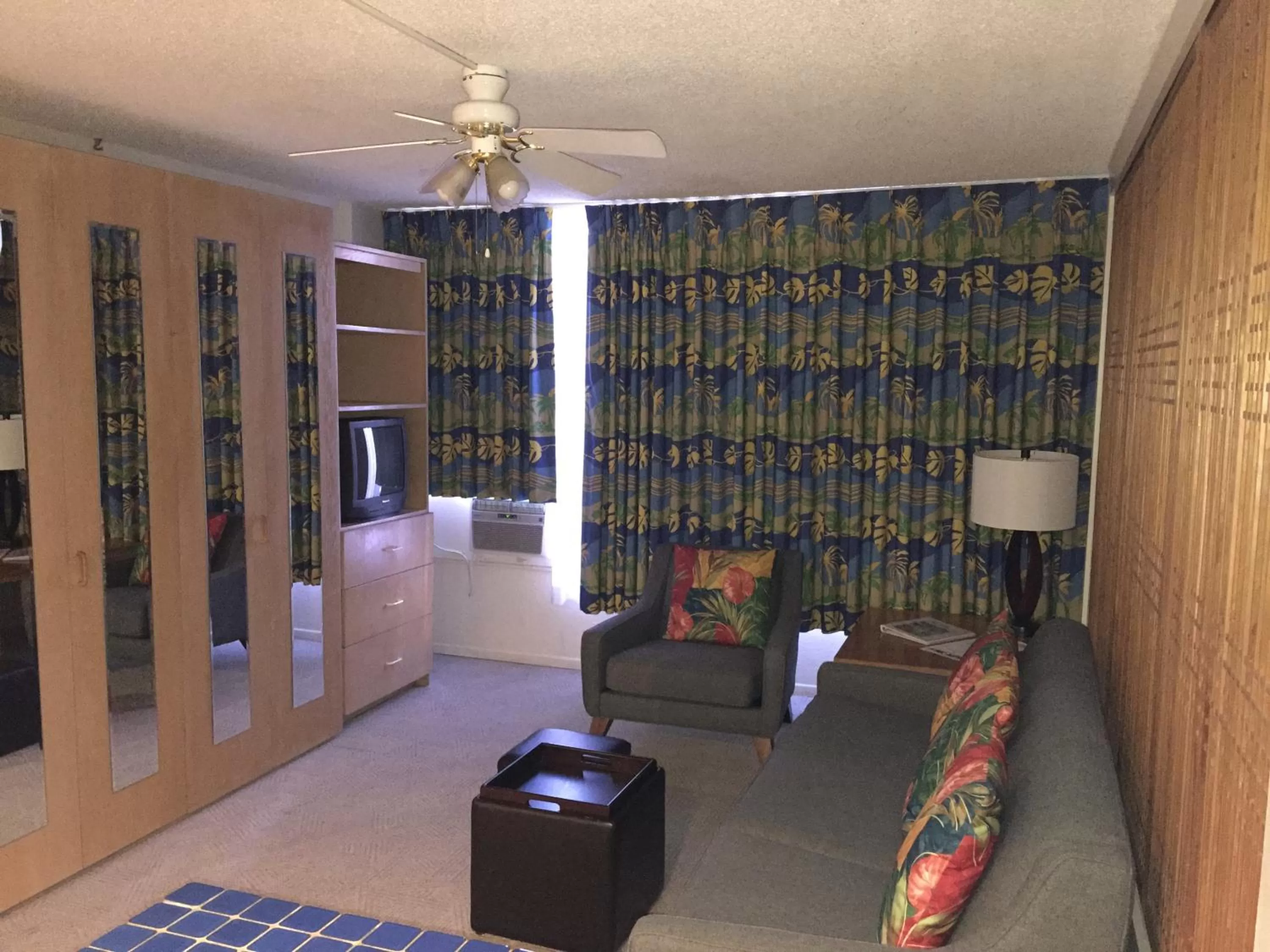 Living room in Kuhio Banyan Hotel (with Kitchenettes)