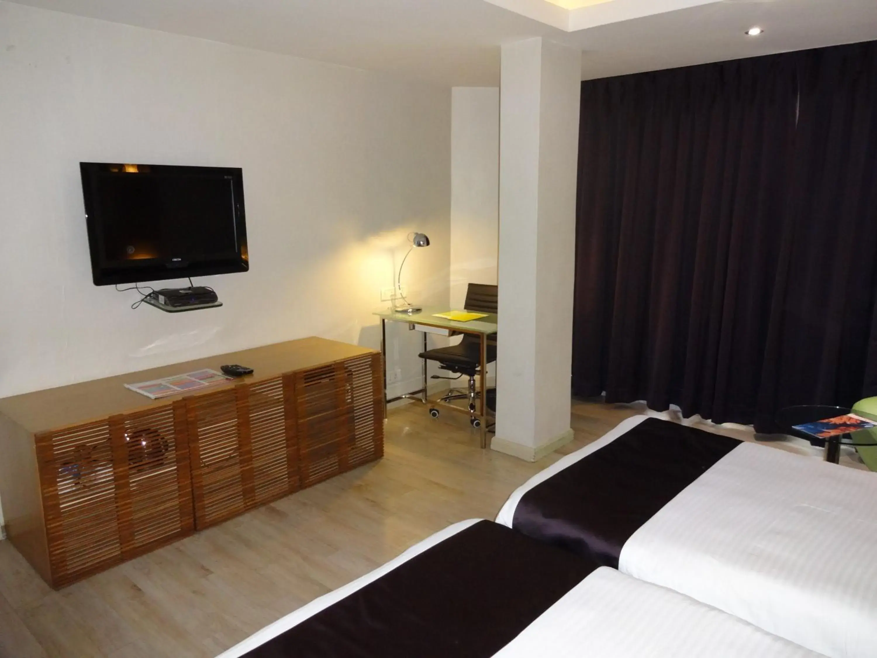 Bed, TV/Entertainment Center in The Purple Leaf Hotels