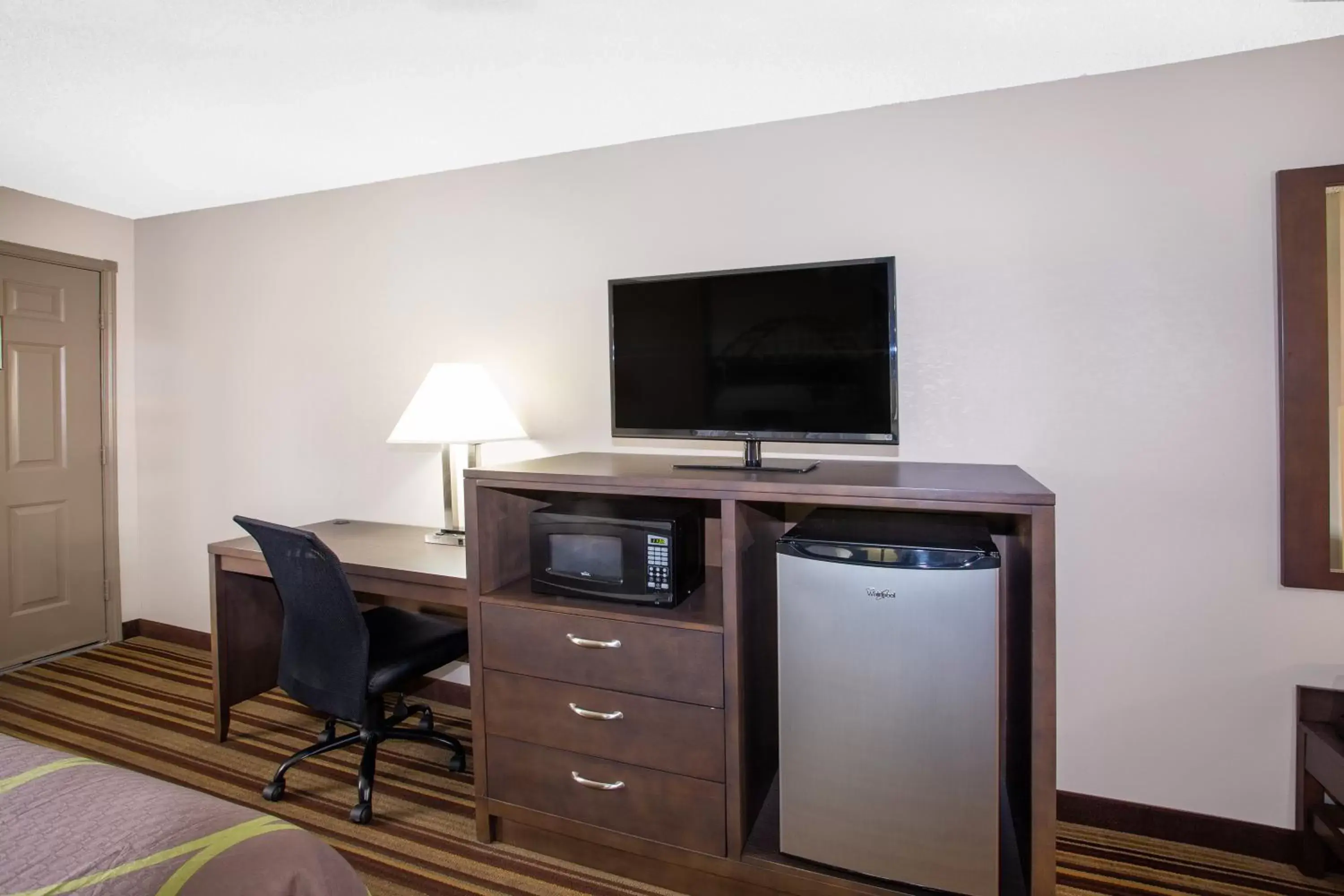 TV and multimedia, TV/Entertainment Center in Super 8 by Wyndham Springdale AR