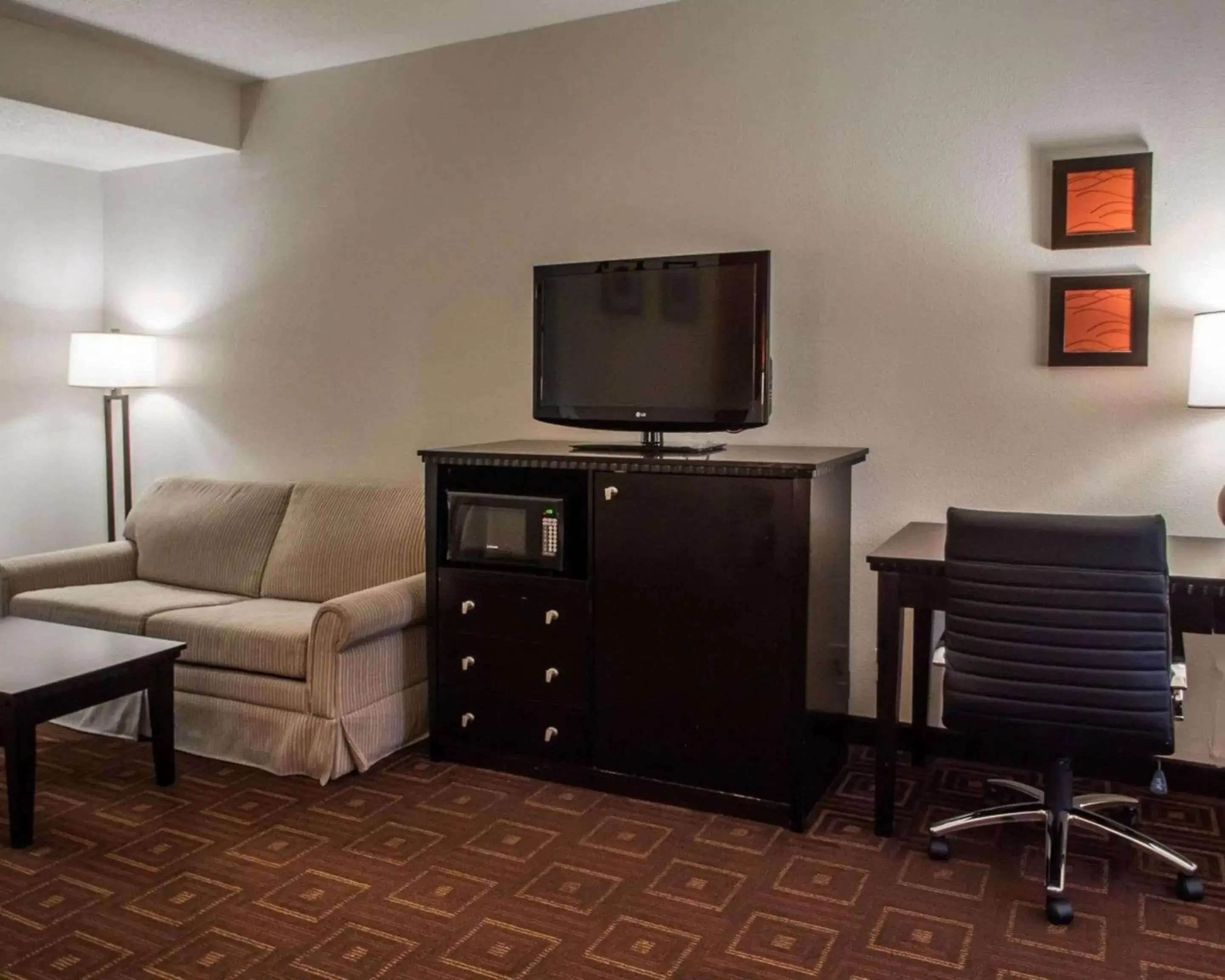 Photo of the whole room, TV/Entertainment Center in Quality Inn & Suites NJ State Capital Area