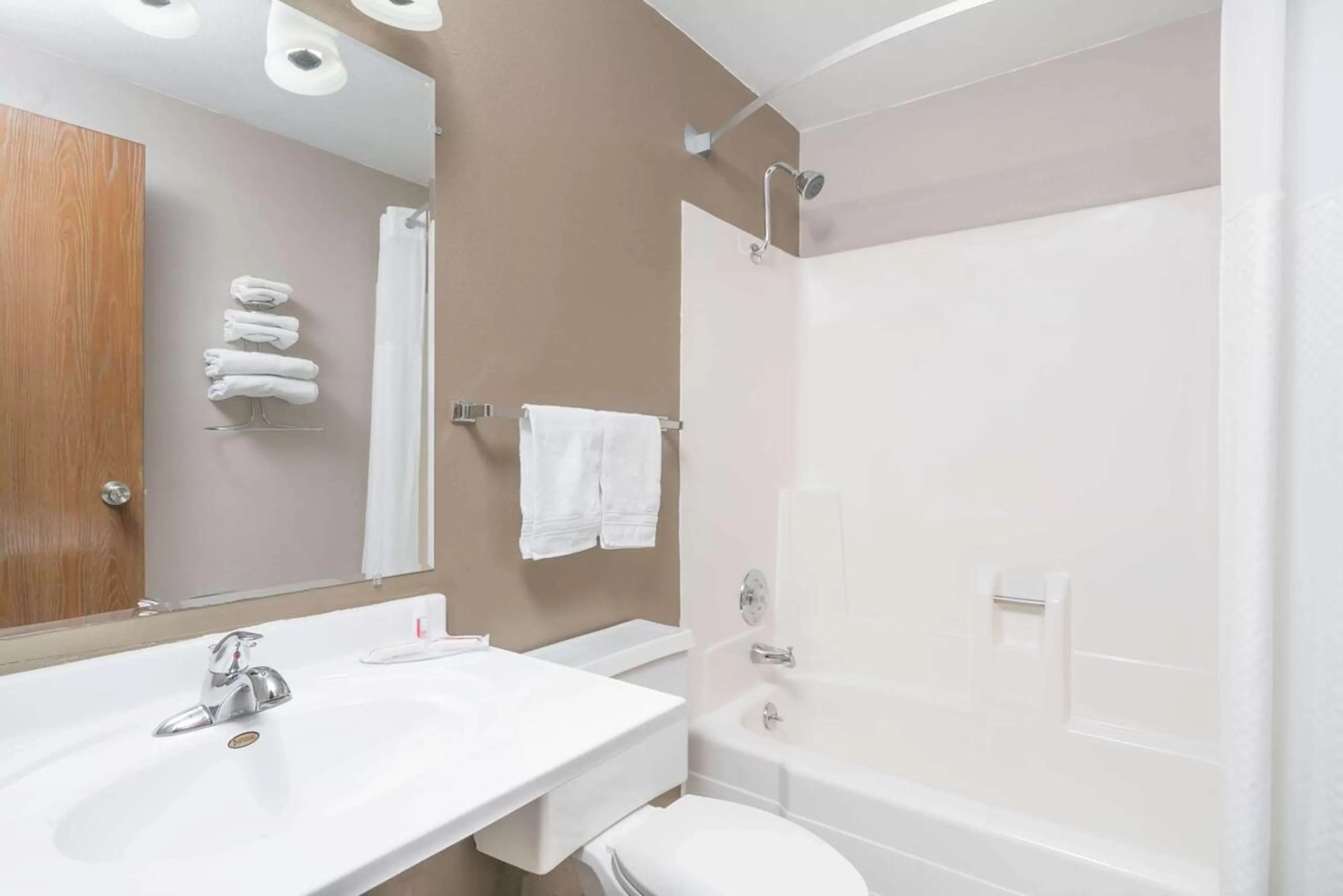 Photo of the whole room in Super 8 by Wyndham Bismarck