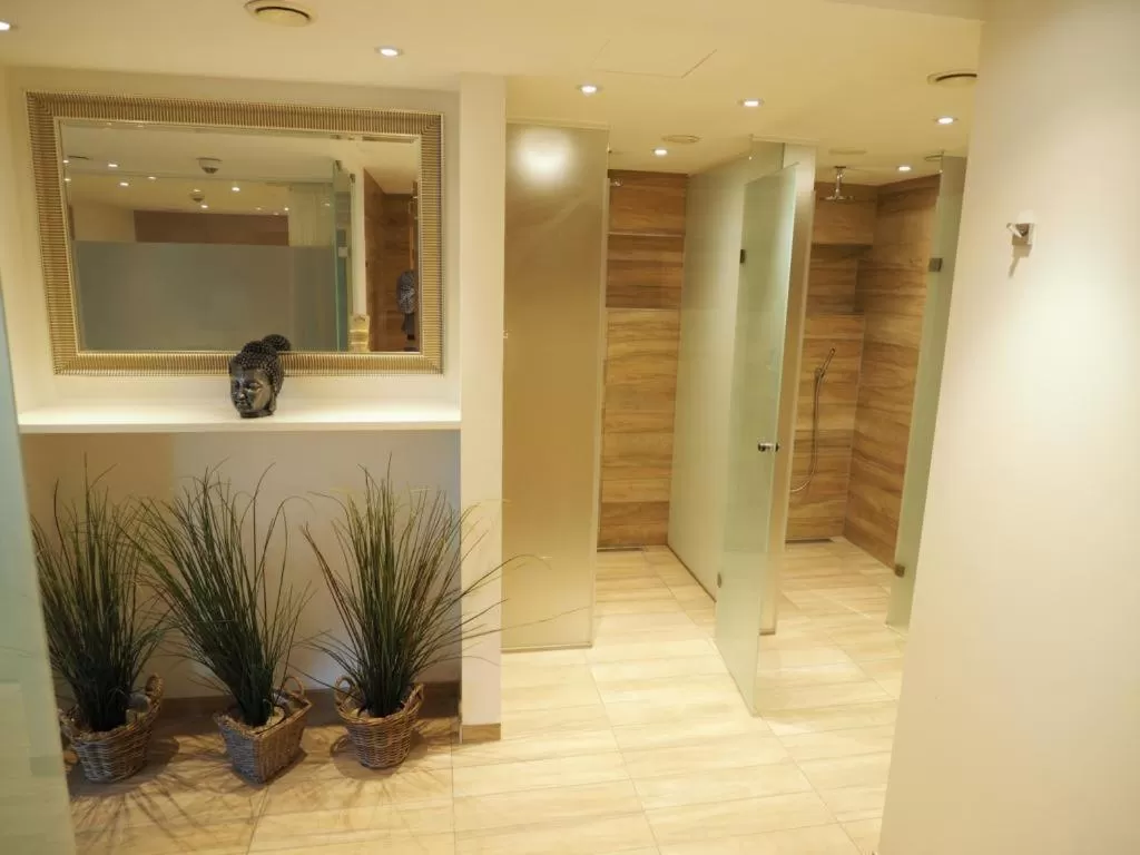 Shower in ACQUA Strande Yachthotel & Restaurant