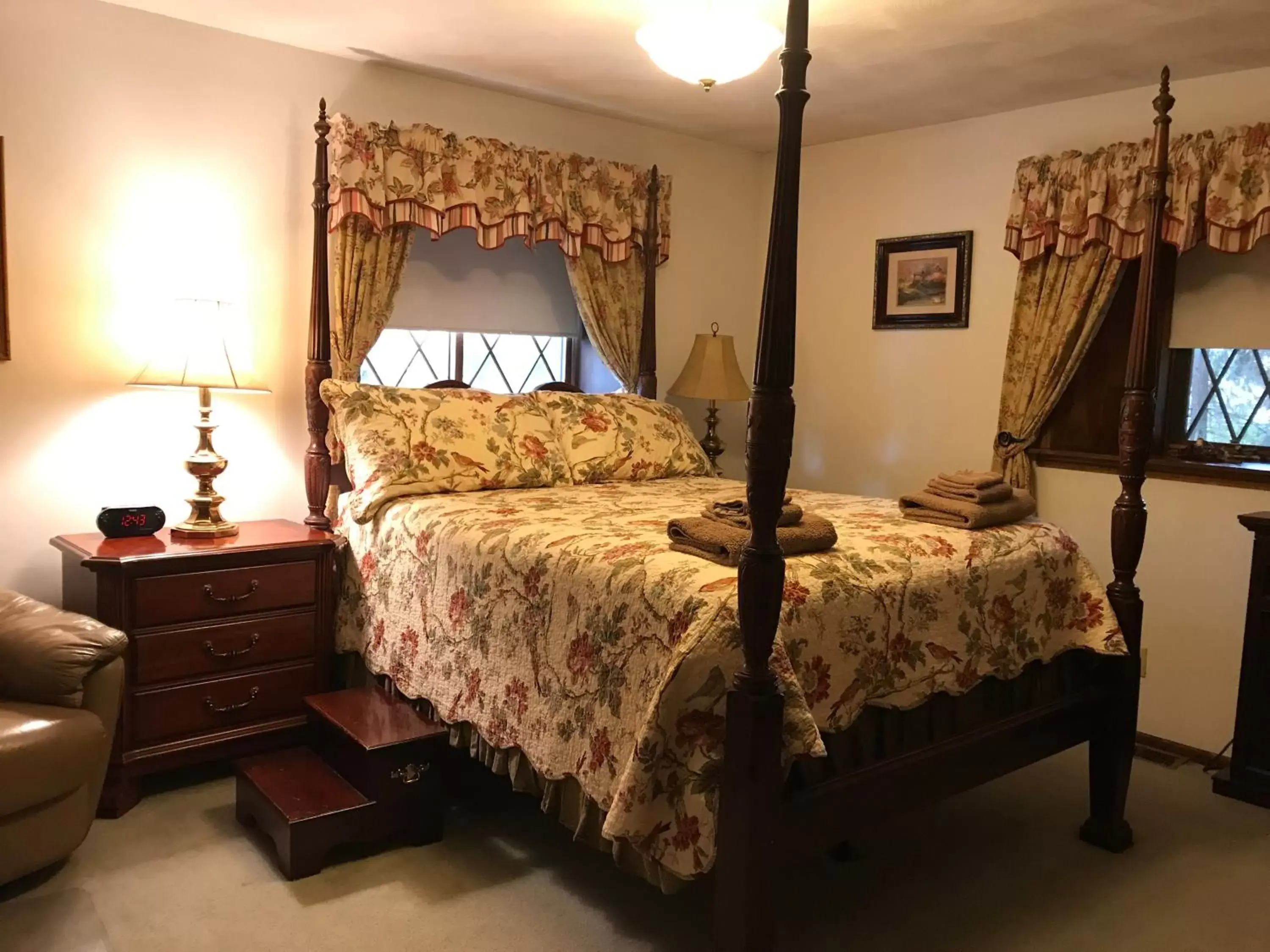 Bed in 7 Gables Inn & Suites