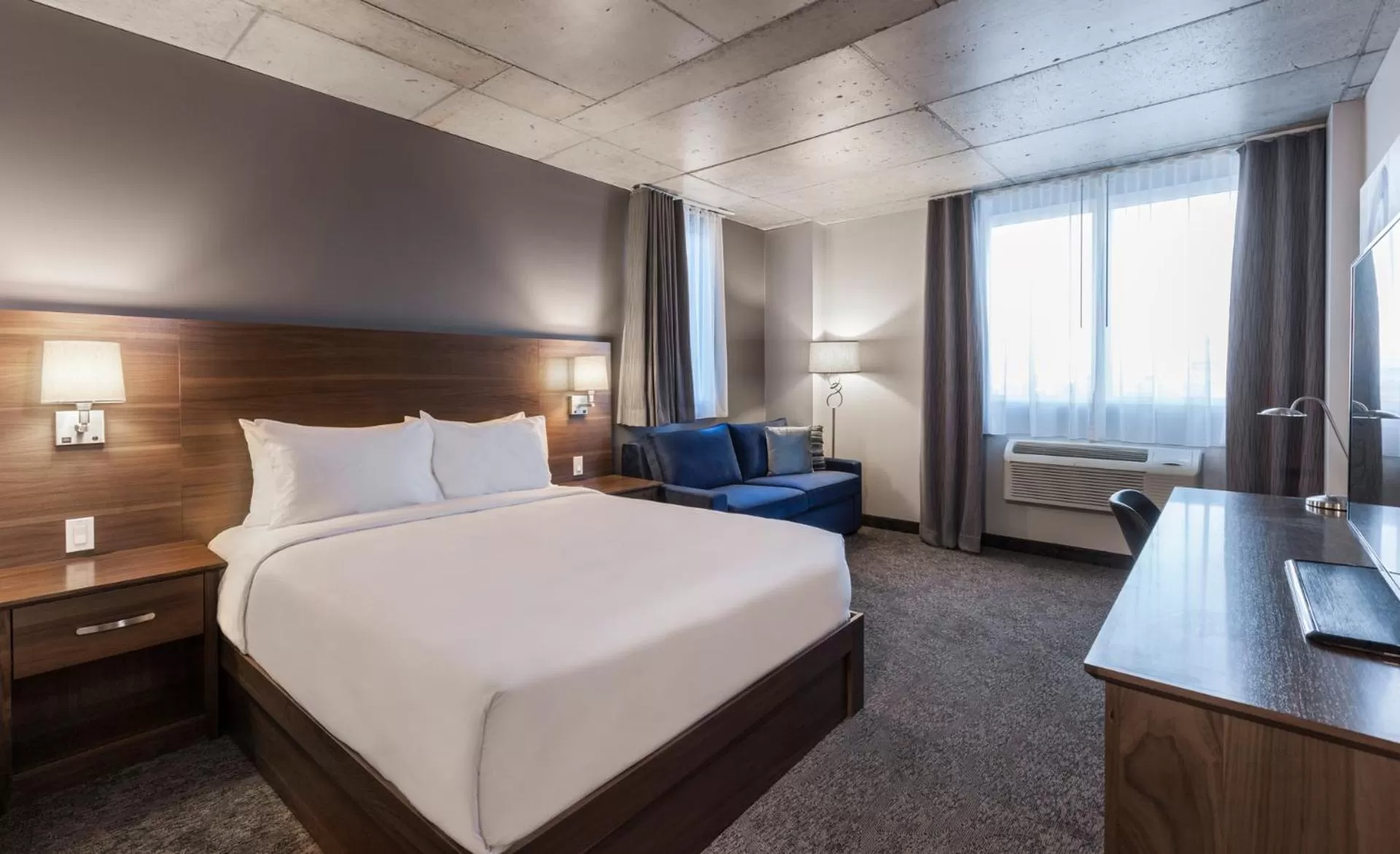 Standard Queen Room in Imperia Hôtel et Suites Boucherville