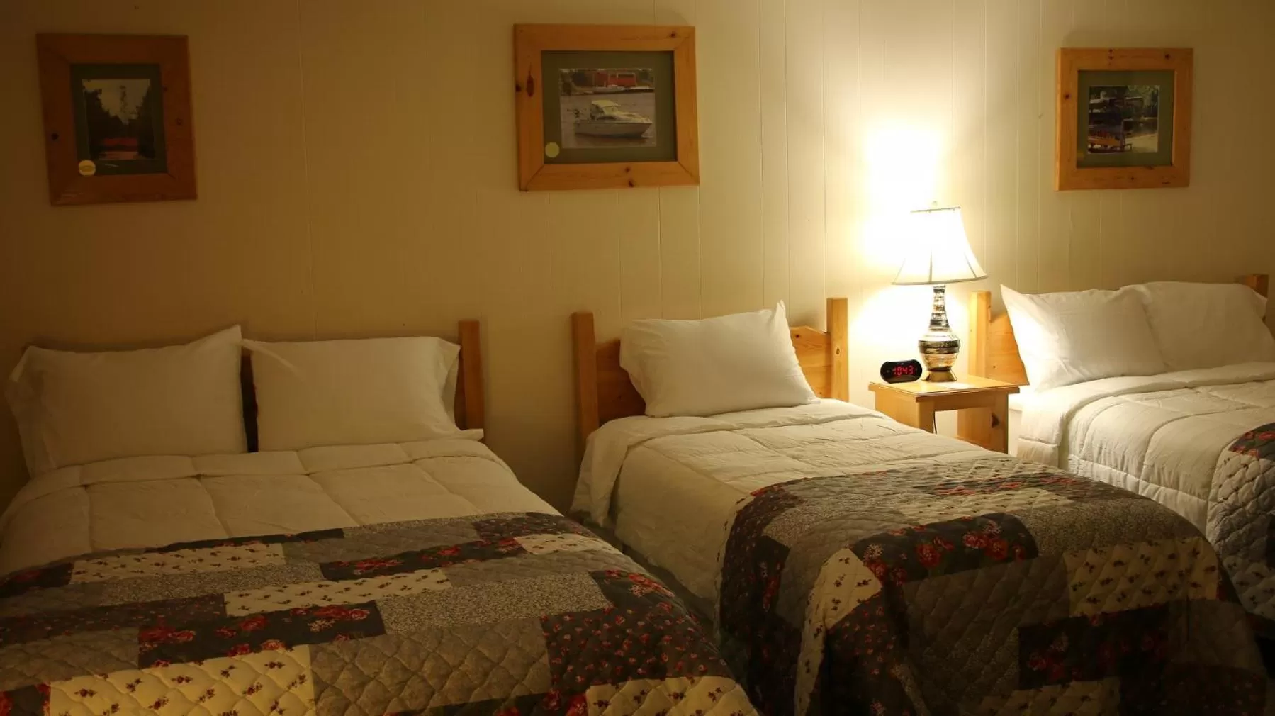 Bedroom, Bed in Holiday Motel