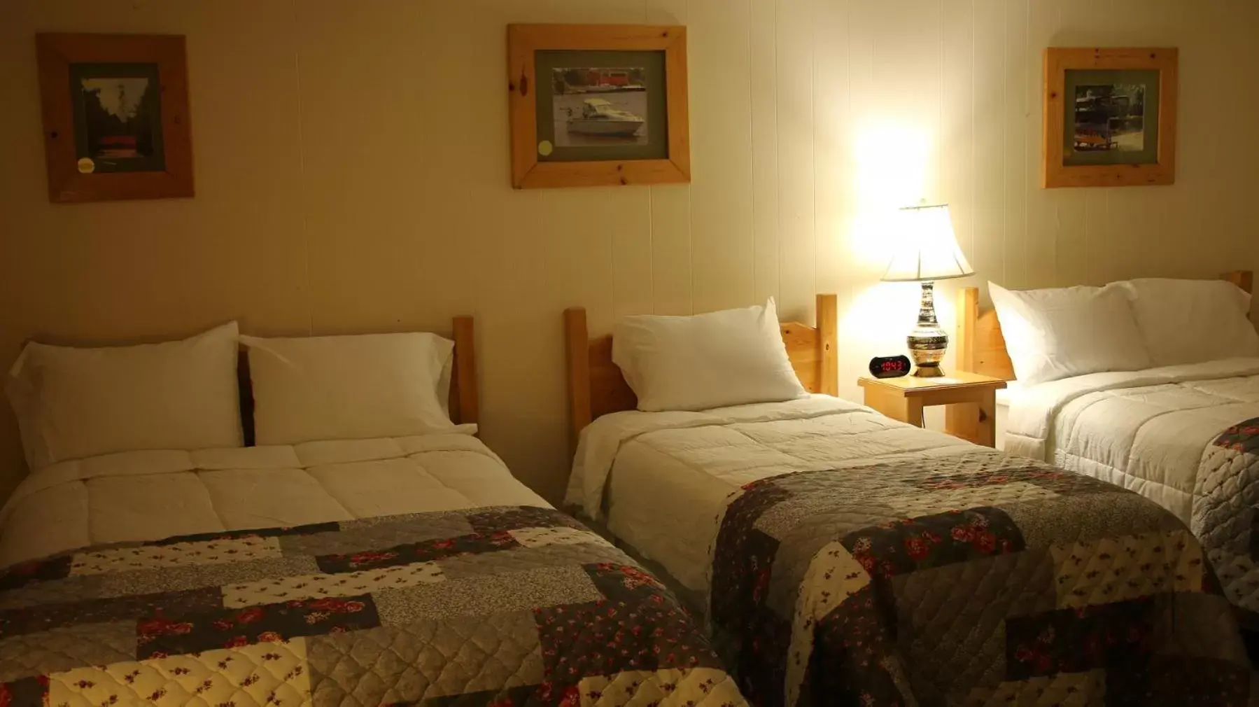 Bedroom, Bed in Holiday Motel
