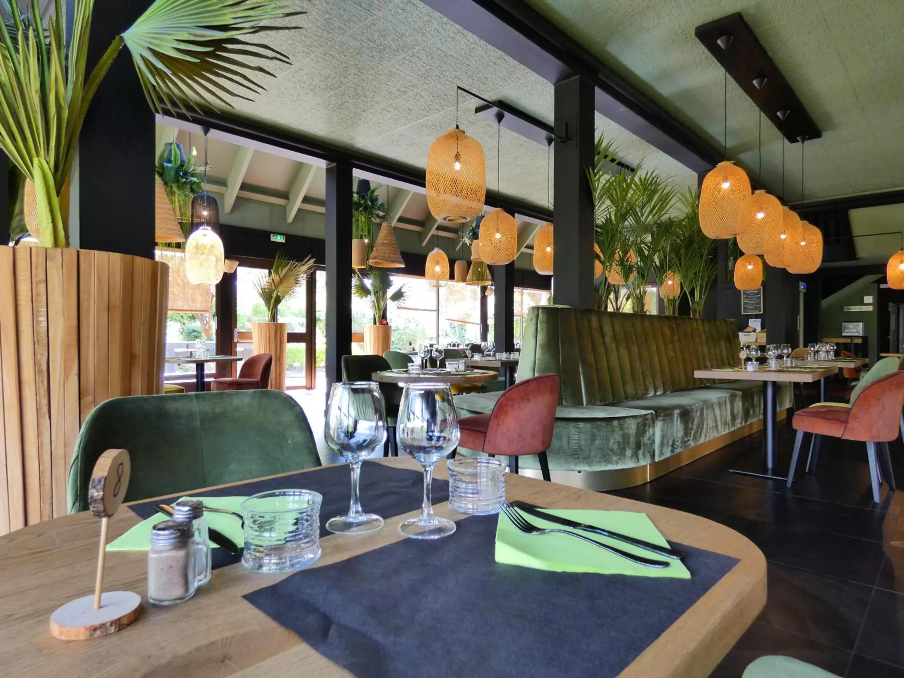 Restaurant/Places to Eat in Logis Hotel Restaurant Black and Green Limoges Sud