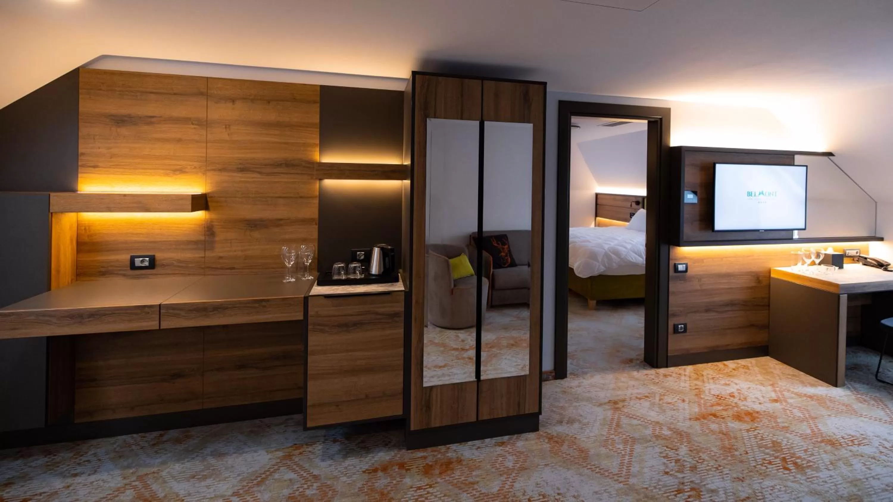 Living room, Bathroom in Hotel Belmont