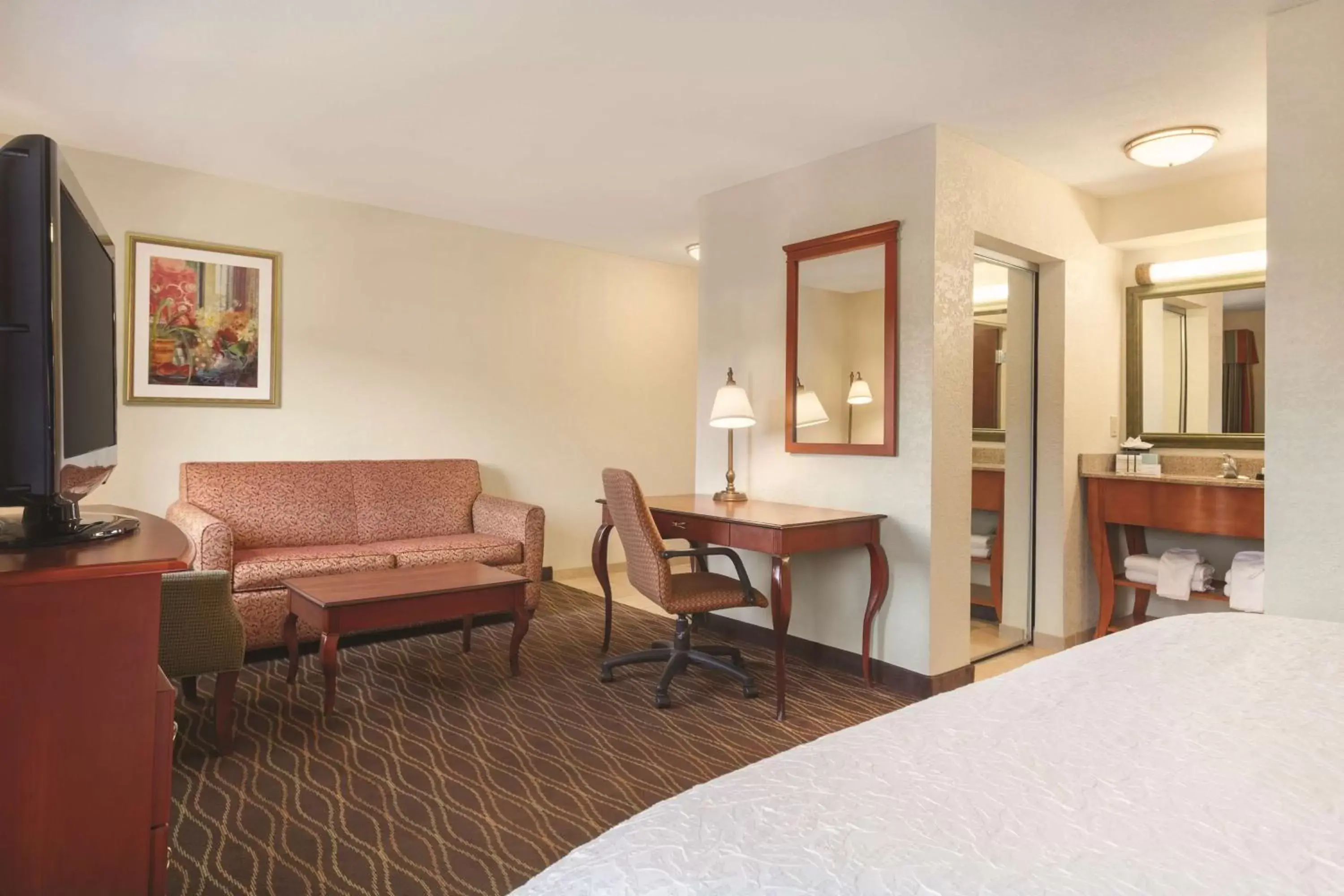Bed, Seating Area in Hampton Inn & Suites Greenfield