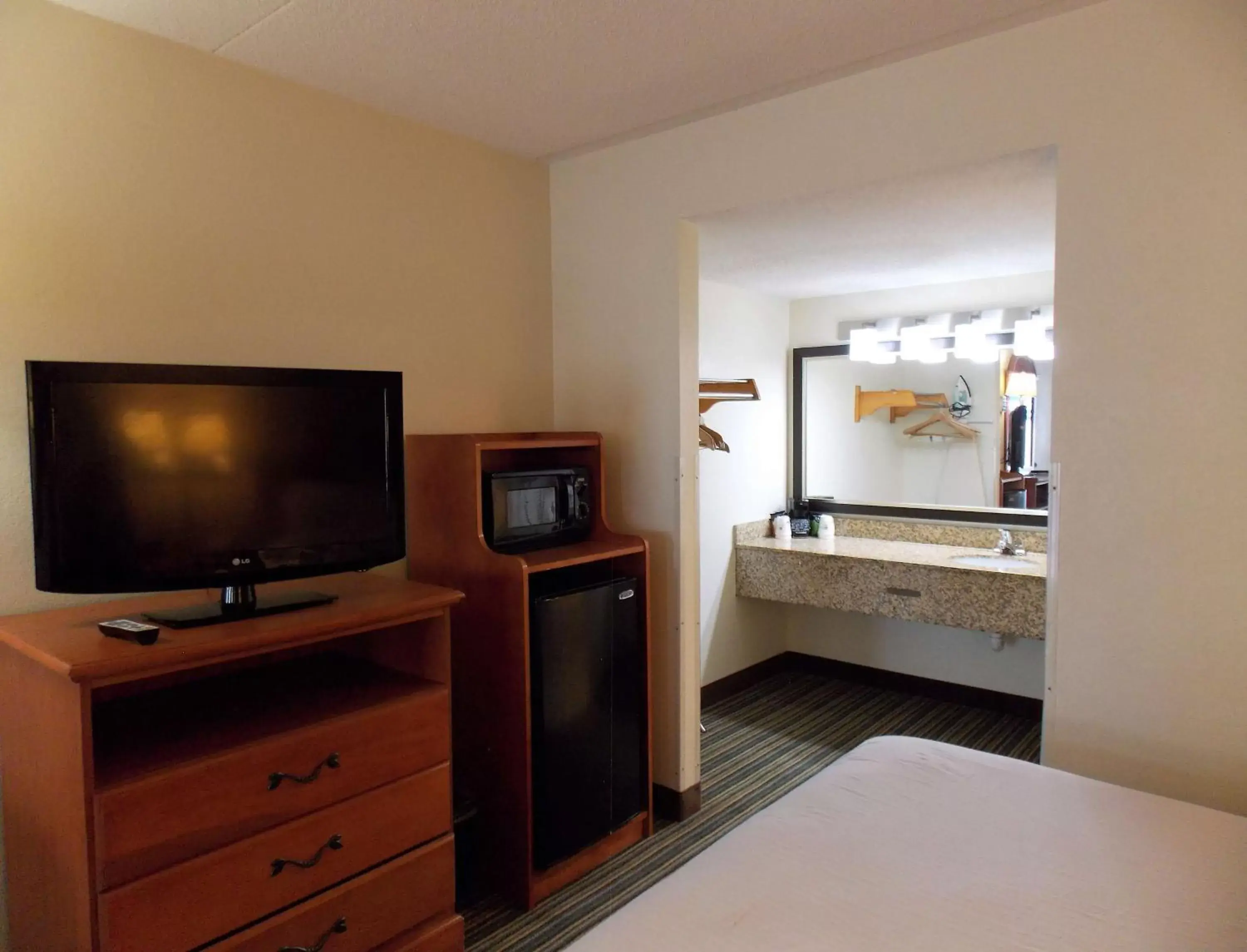 Photo of the whole room, TV/Entertainment Center in Best Western of Murphy