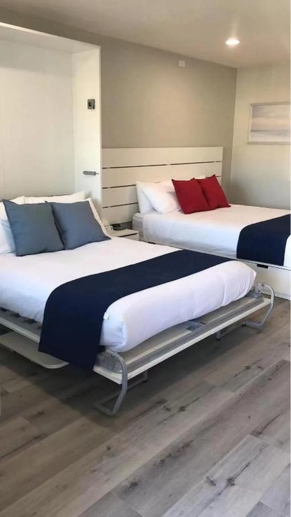 Photo of the whole room, Bed in Omeo Suites