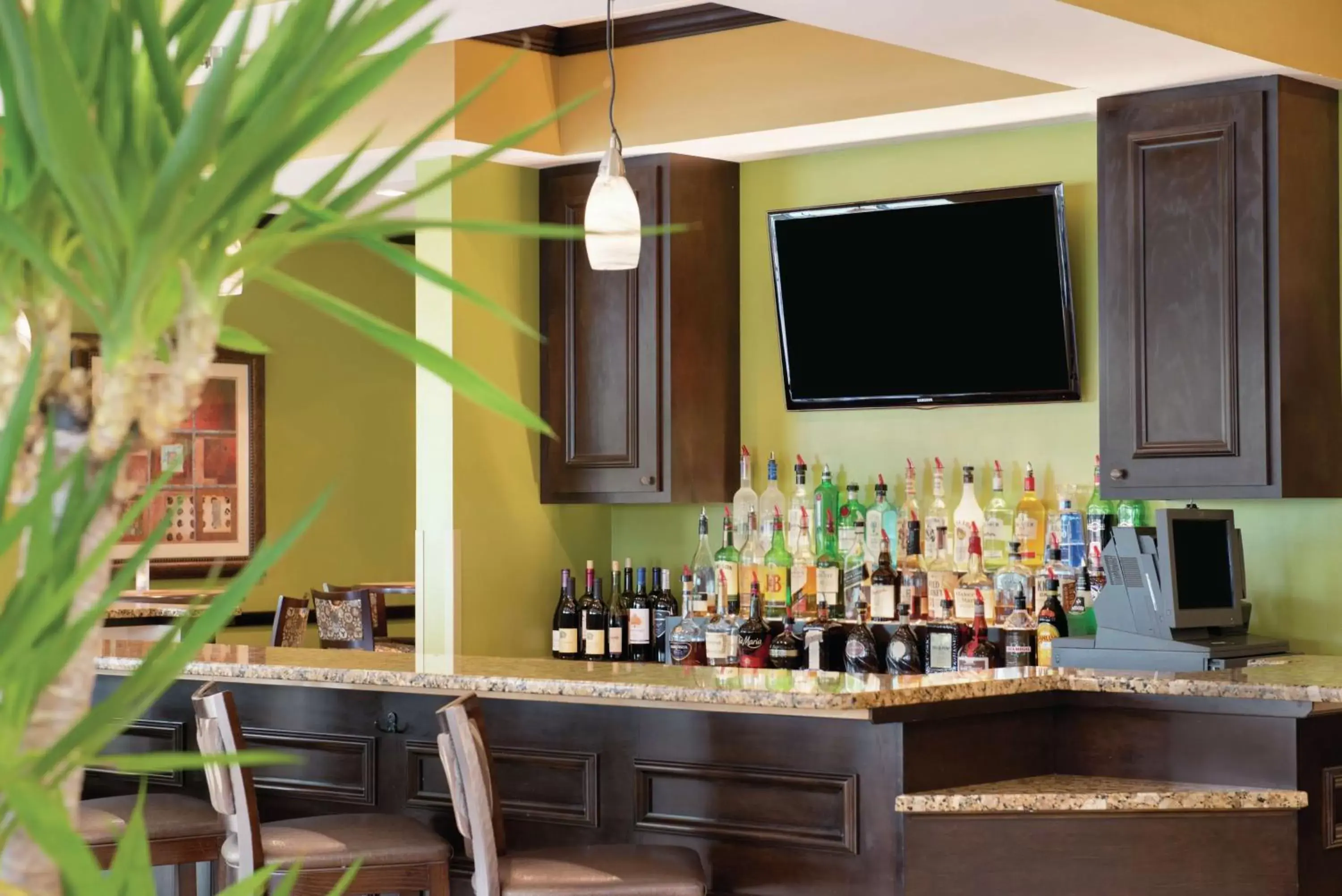 Lounge or bar, TV/Entertainment Center in Hilton Garden Inn Warner Robins