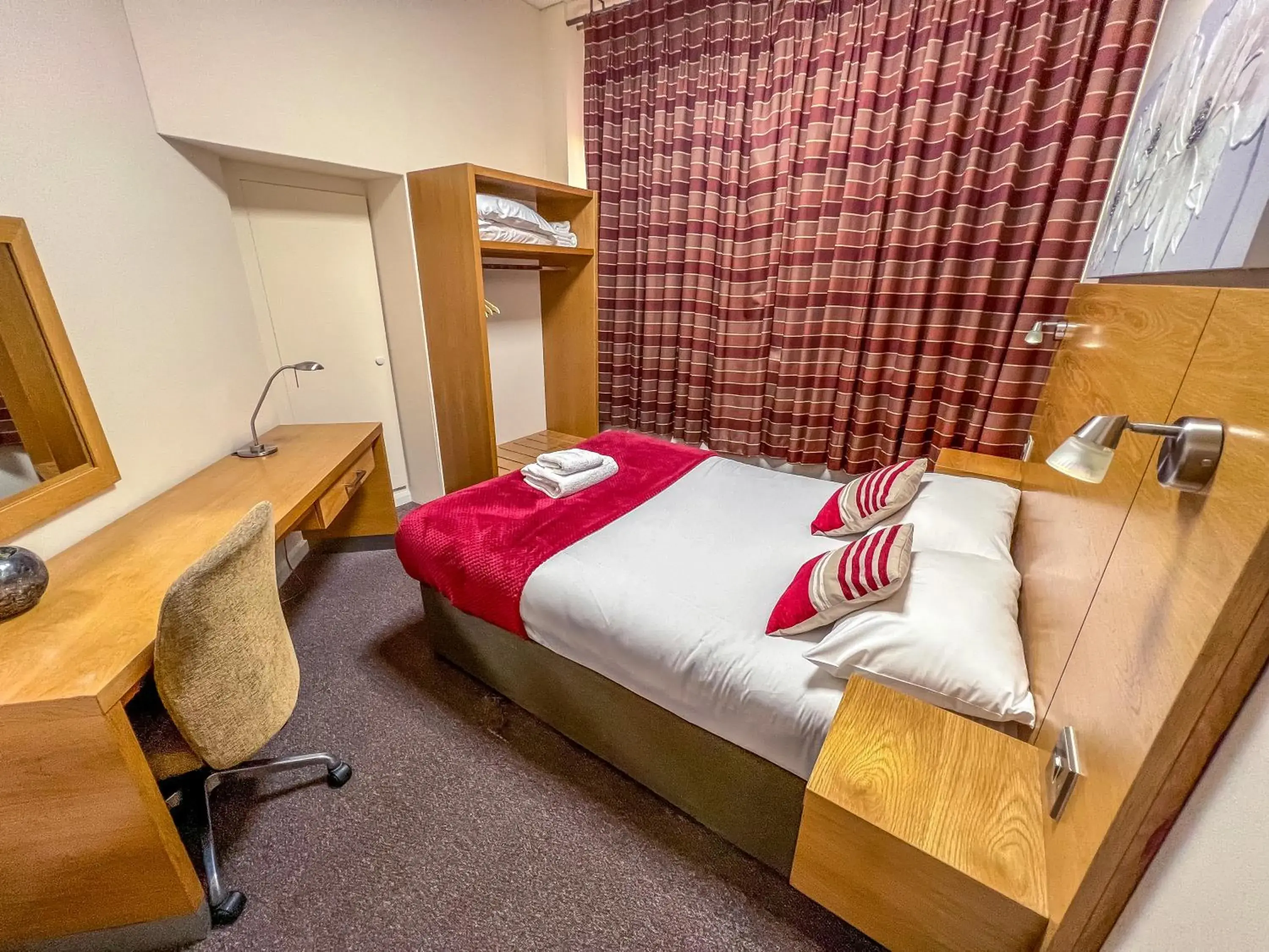 Bedroom, Bed in County Hall Apartment Hotel