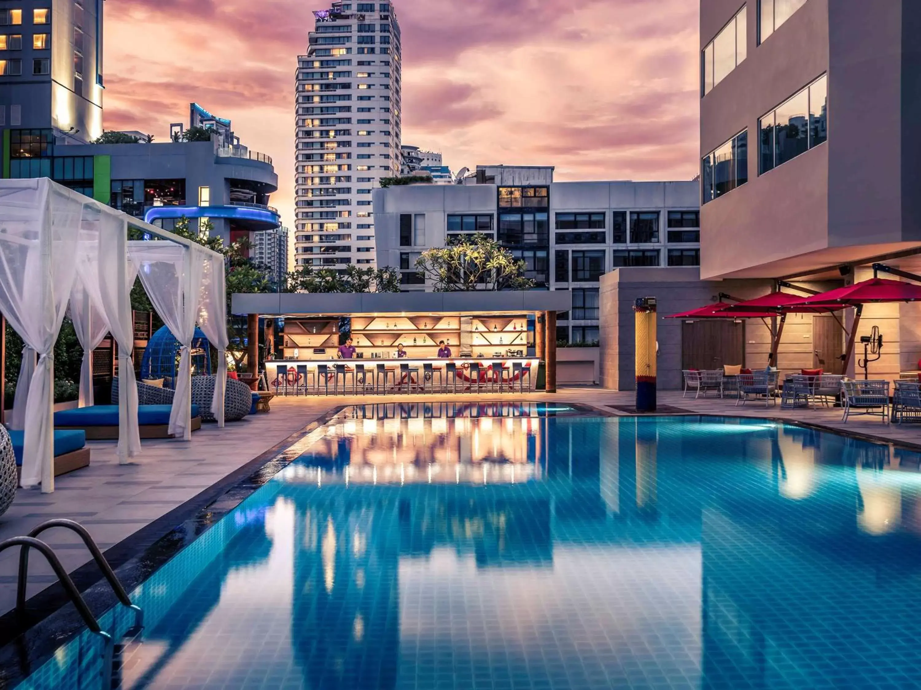 Lounge or bar, Swimming Pool in Mercure Bangkok Sukhumvit 11