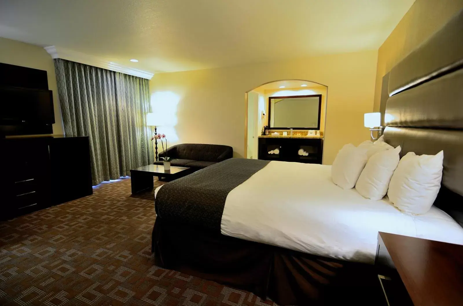 Photo of the whole room, Bed in Days Inn by Wyndham Downey