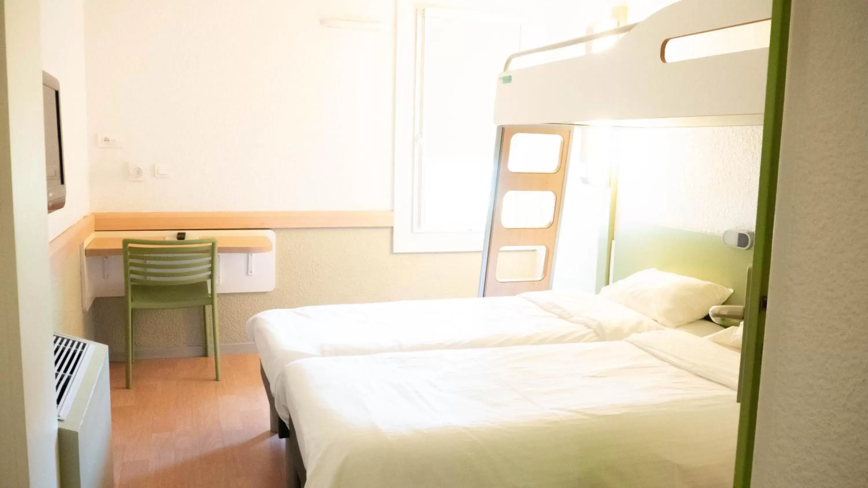 Bathroom, Bed in ibis budget Metz Sud