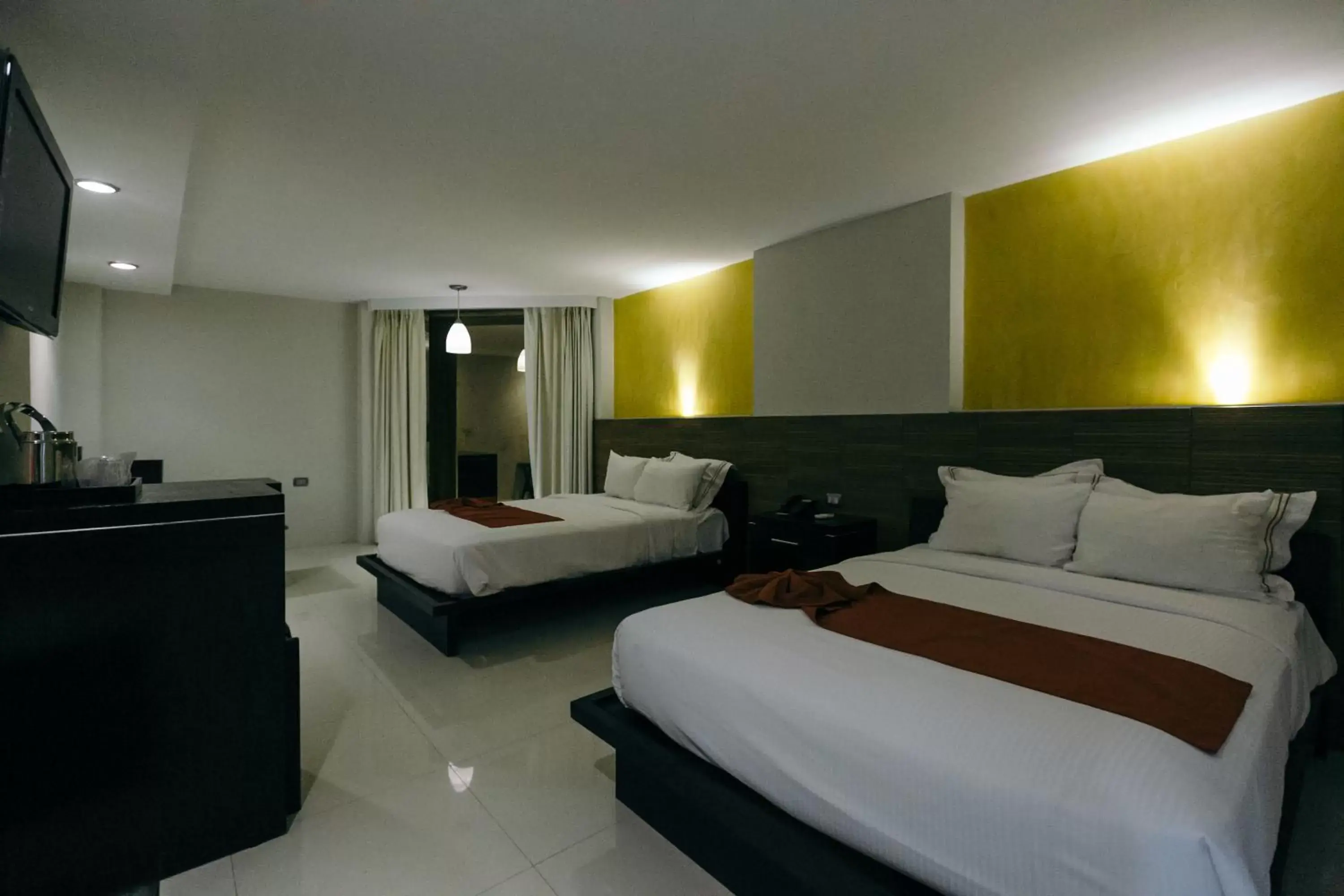 Photo of the whole room, Bed in Hotel El Español Paseo de Montejo