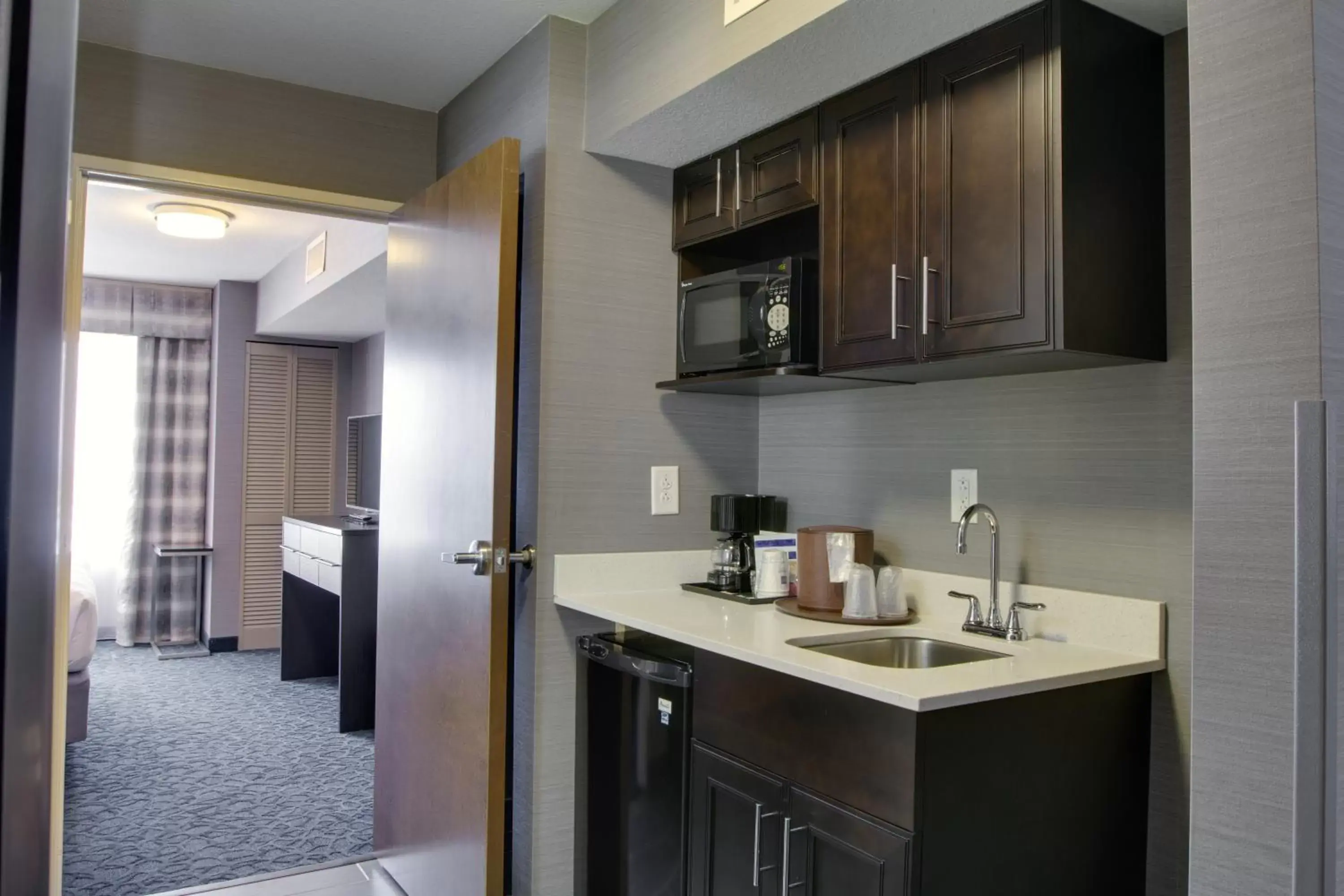 Photo of the whole room, Kitchen/Kitchenette in Holiday Inn Express Sidney, an IHG Hotel