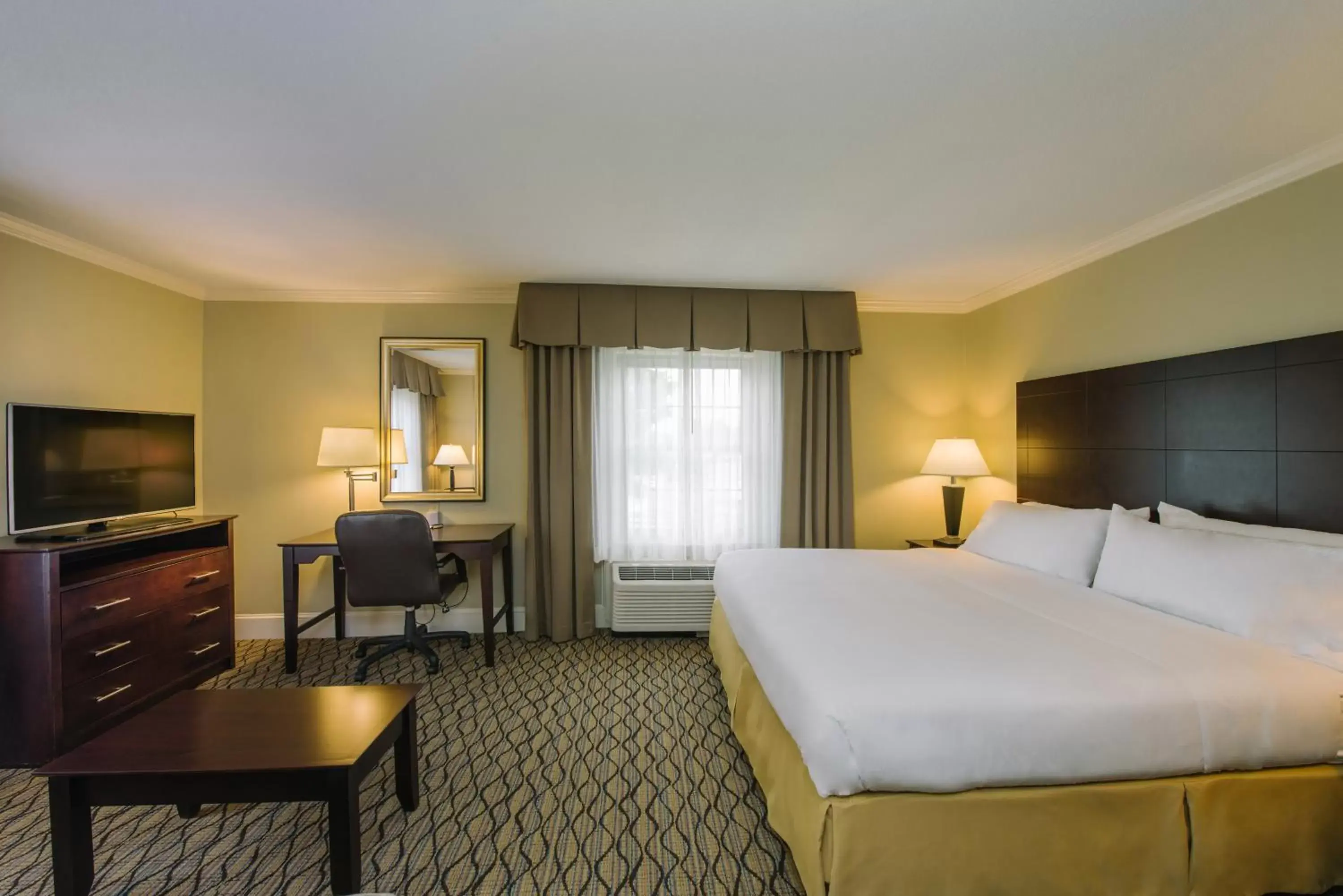 Photo of the whole room, Bed in Holiday Inn Express and Suites Merrimack, an IHG Hotel