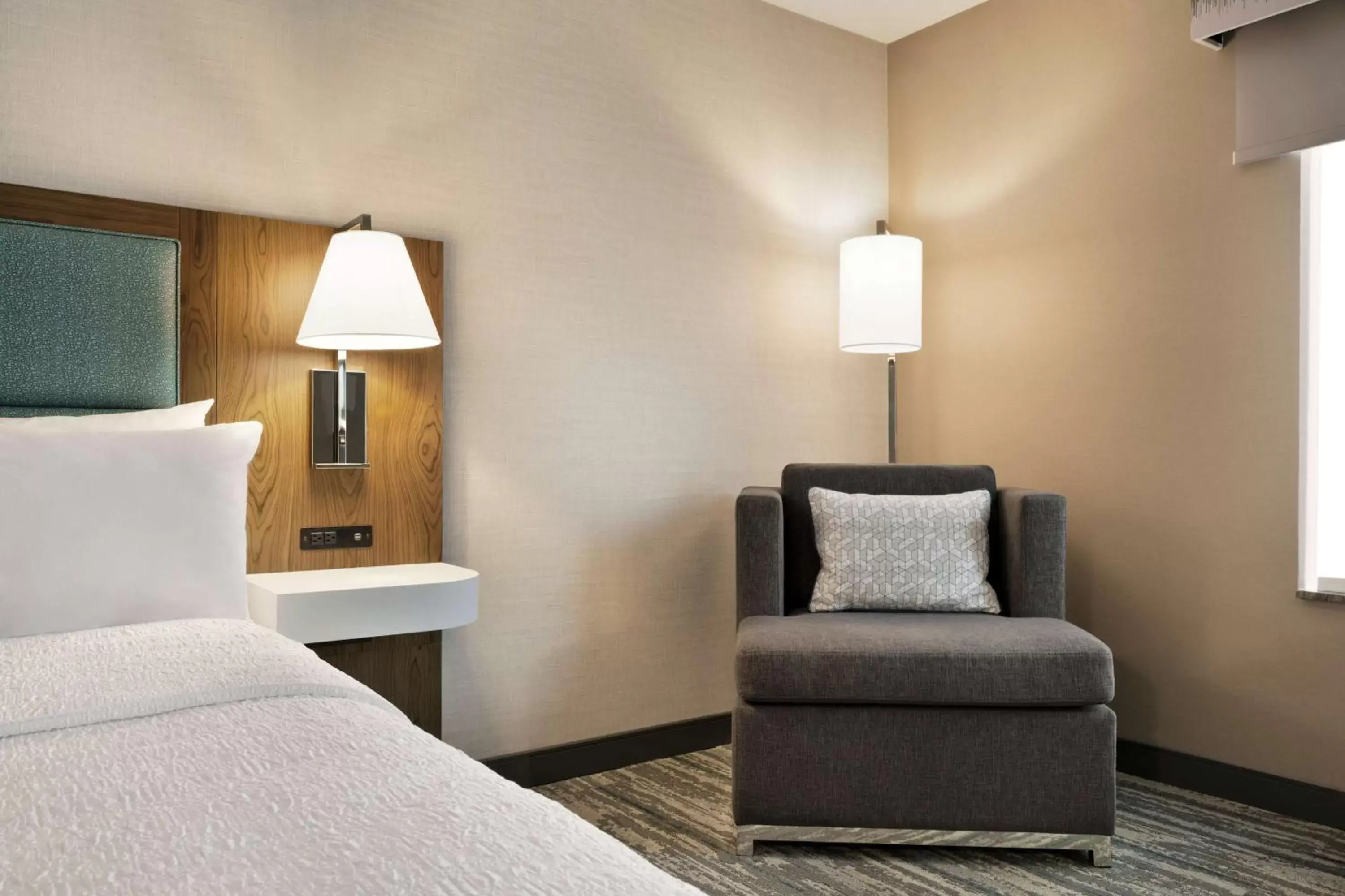 Bed, Seating Area in Hampton Inn & Suites Tacoma/Puyallup