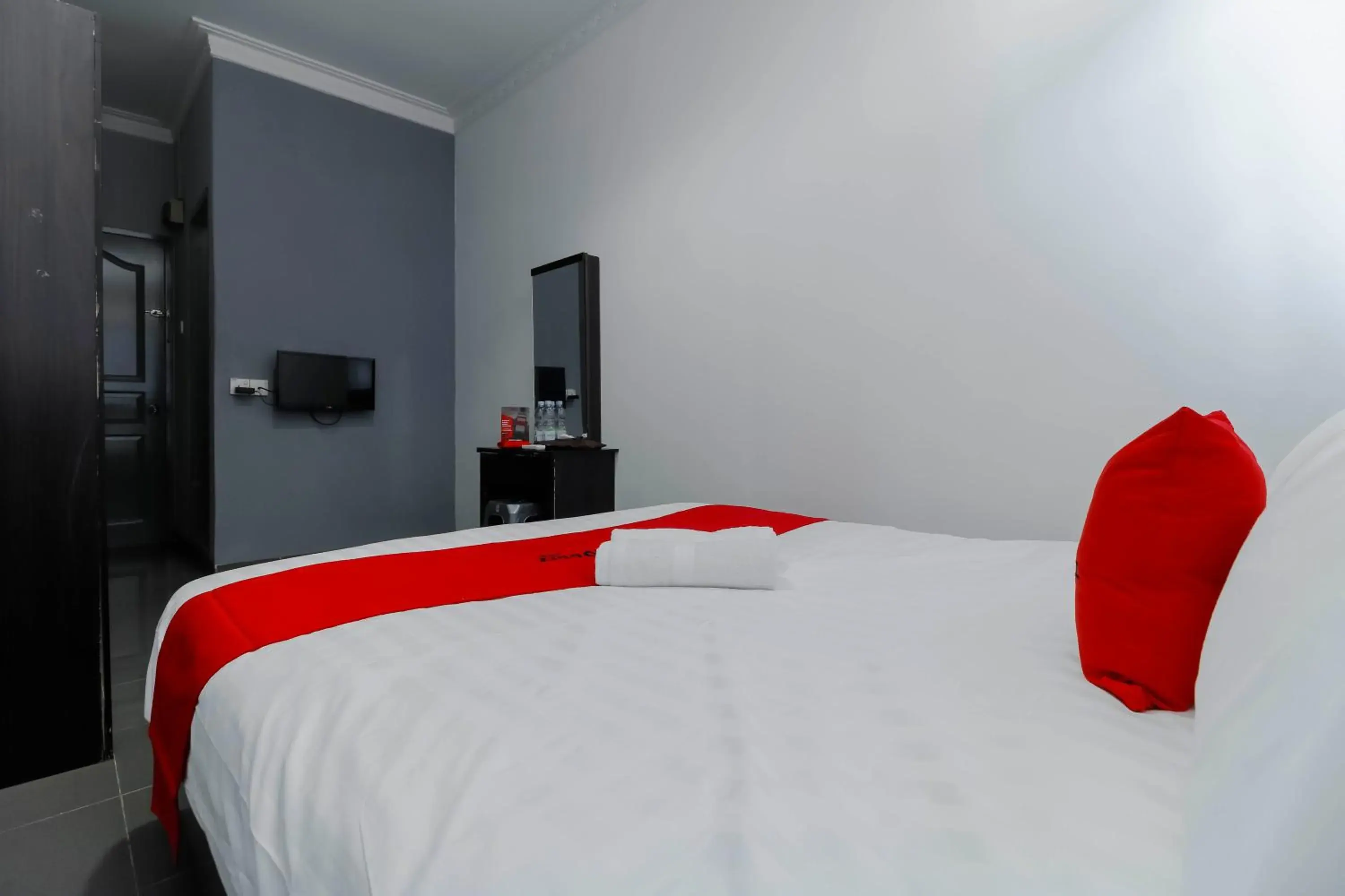 Bedroom, Bed in RedDoorz Plus near Batam City Square