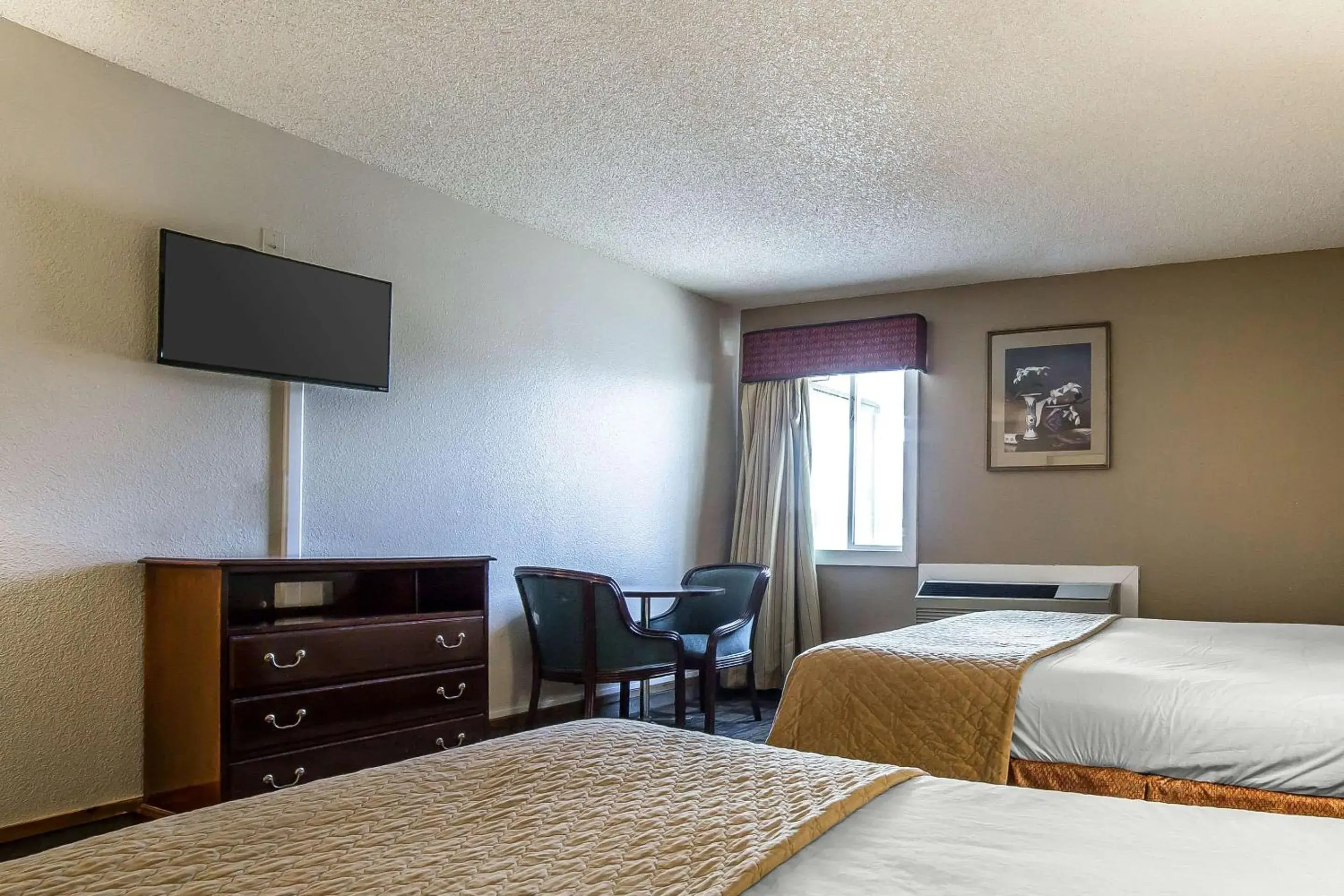 Photo of the whole room, Bed in Rodeway Inn Cheyenne I-80 East Photo of the whole room, Bed in Rodeway Inn Cheyenne I-80 East