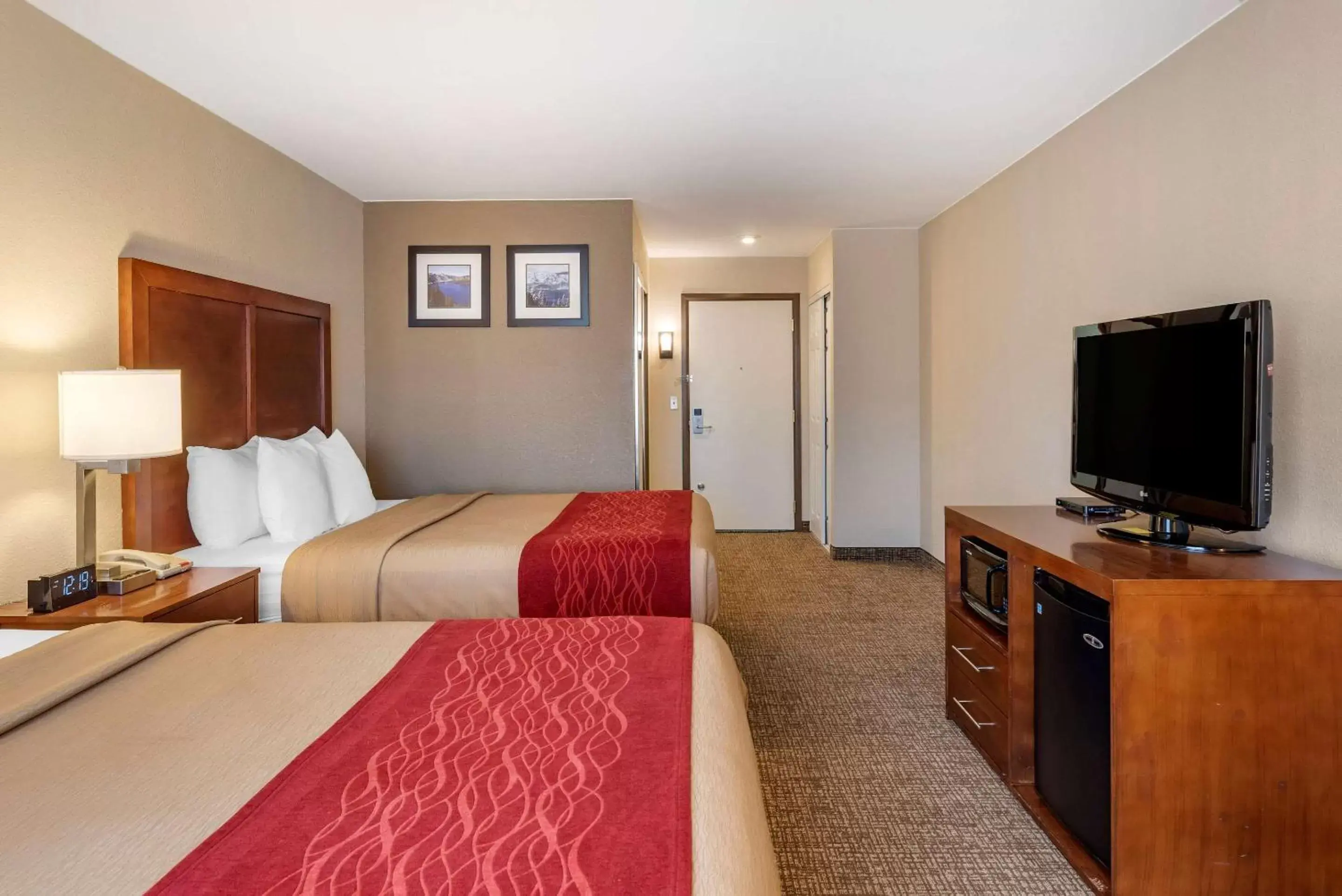Photo of the whole room, Bed in Comfort Inn & Suites Klamath Falls