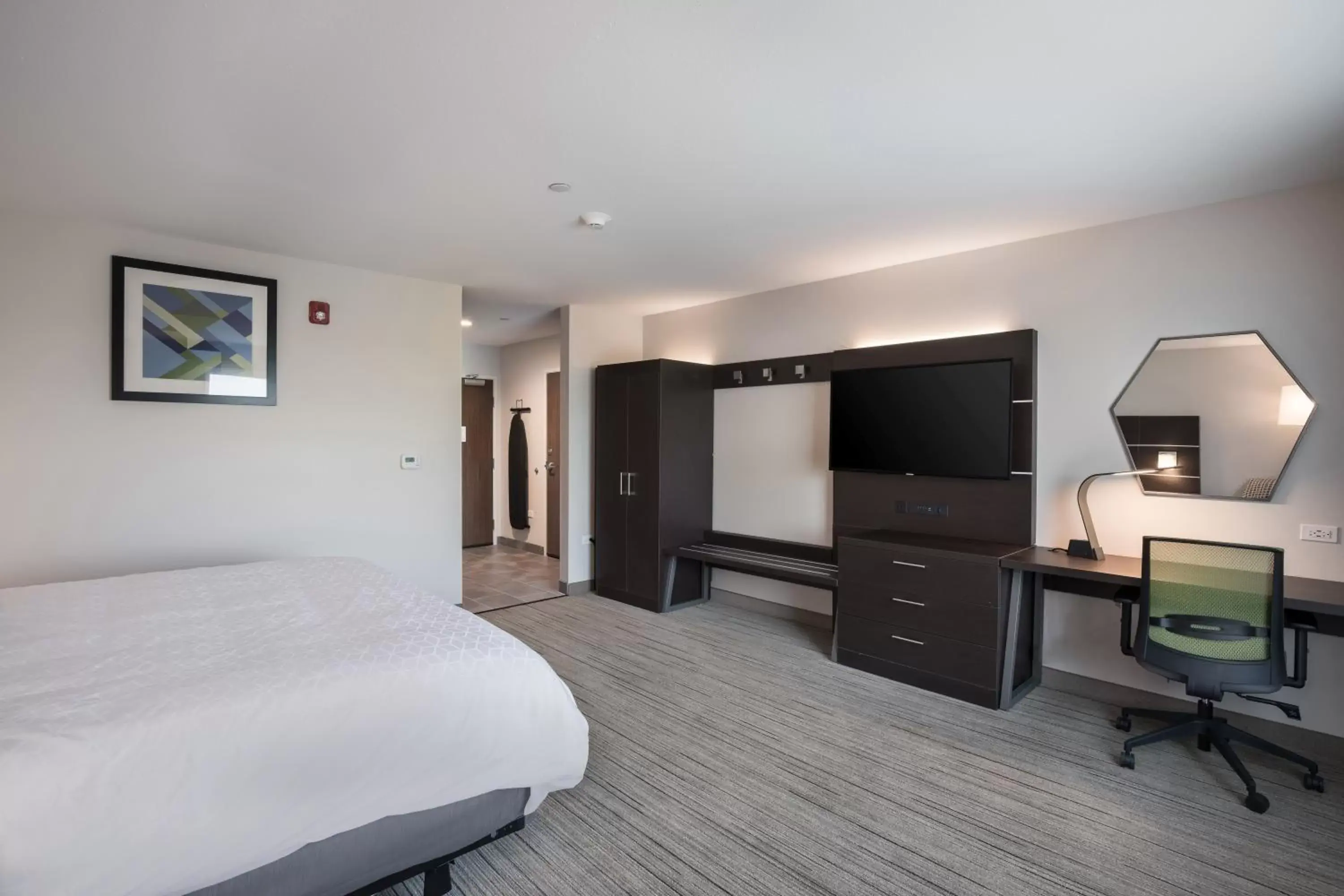 Bedroom, TV/Entertainment Center in Holiday Inn Express & Suites Chicago - Hoffman Estates, an IHG Hotel