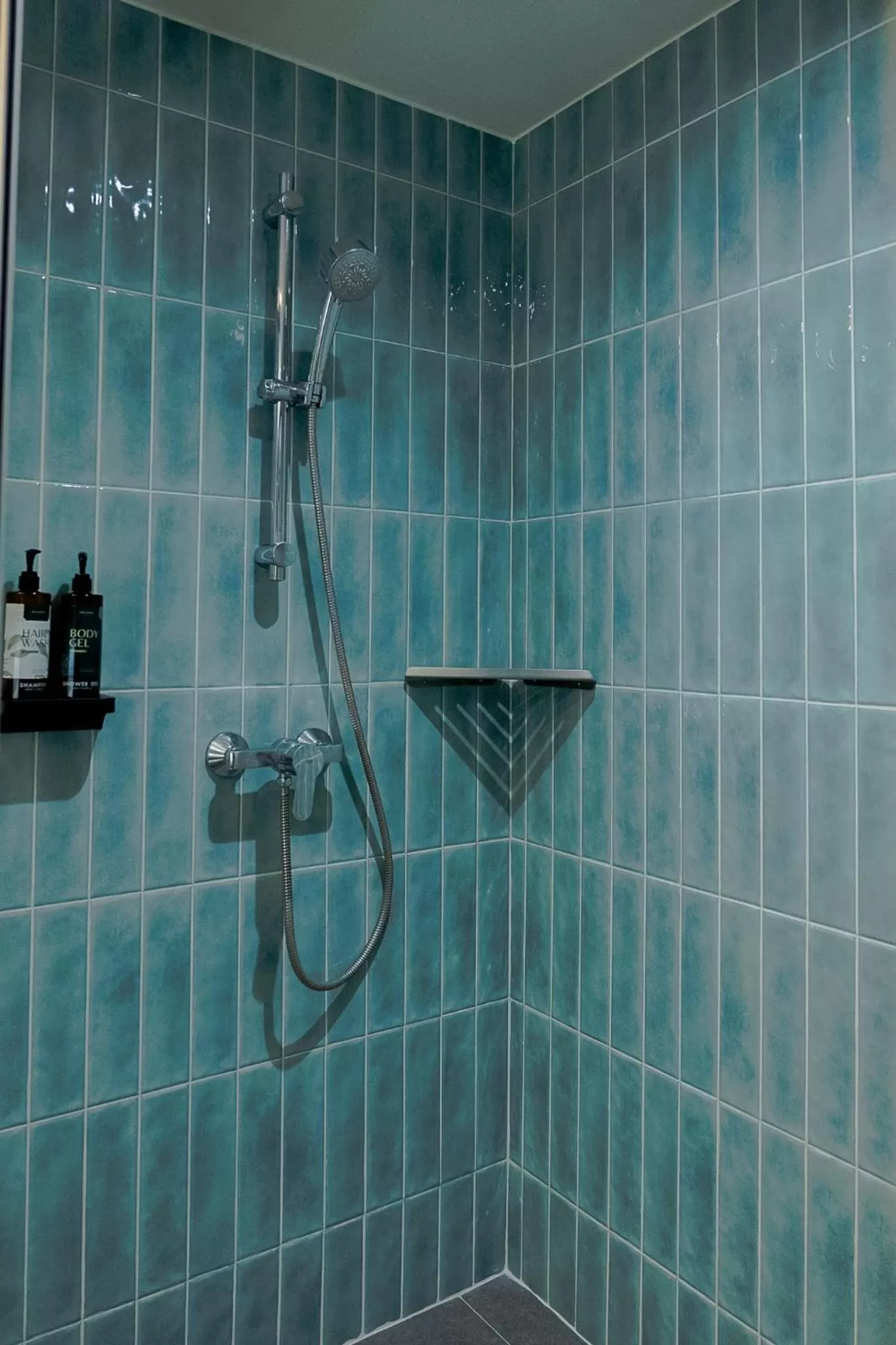 Shower in Buri Sriphu Hotel