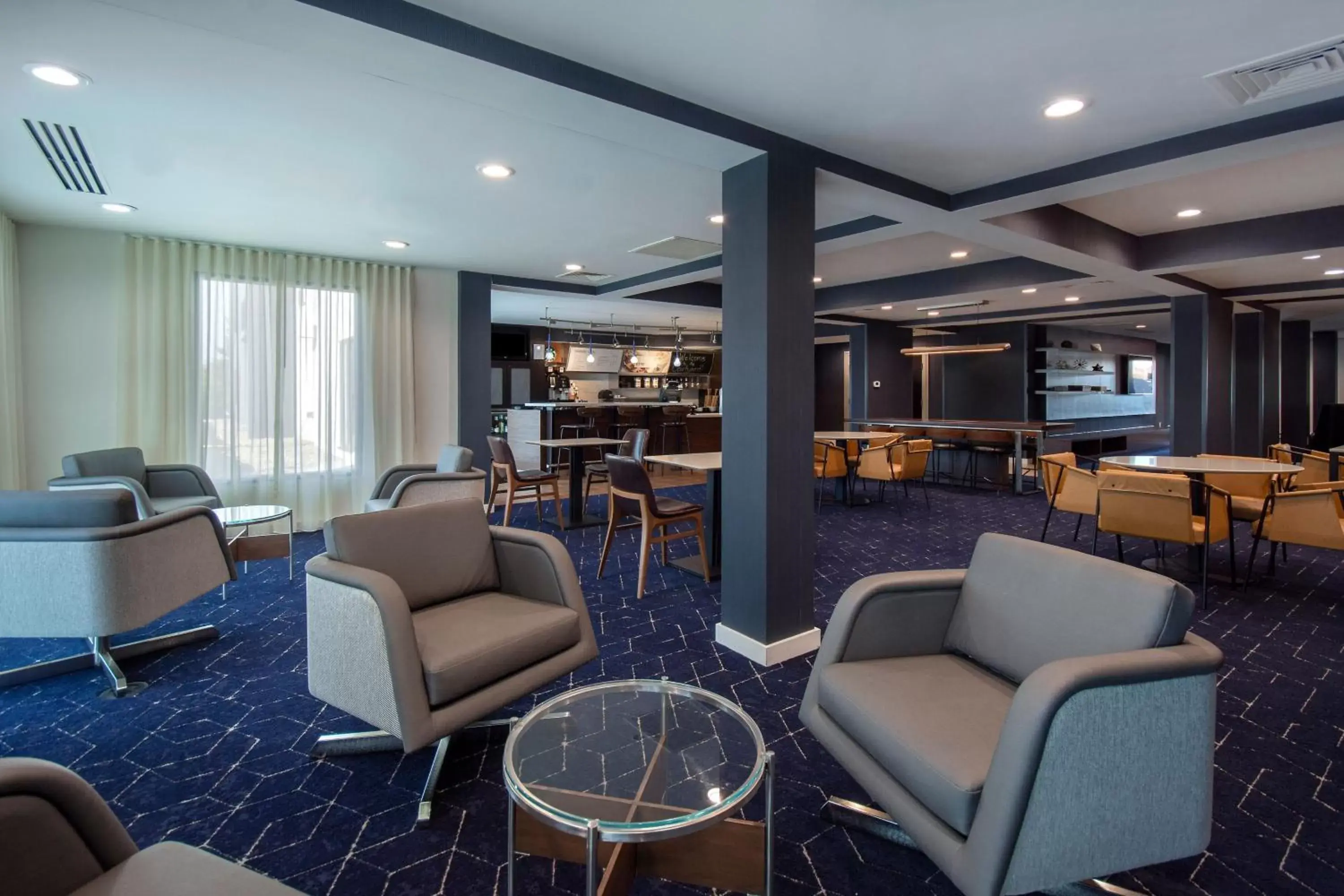 Lobby or reception, Lounge/Bar in Courtyard by Marriott Cincinnati Airport