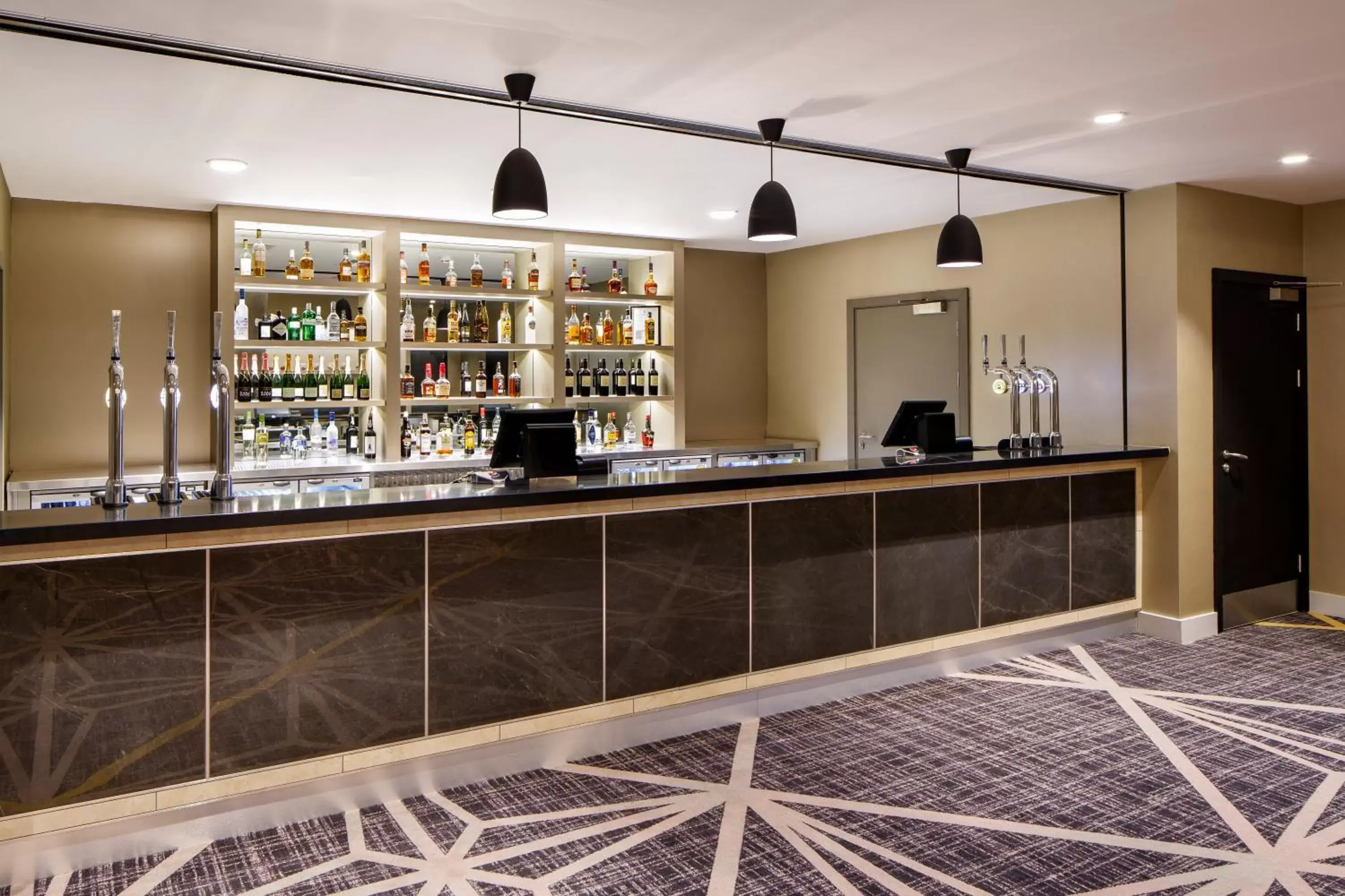 Lounge or bar in Crowne Plaza Aberdeen Airport, an IHG Hotel