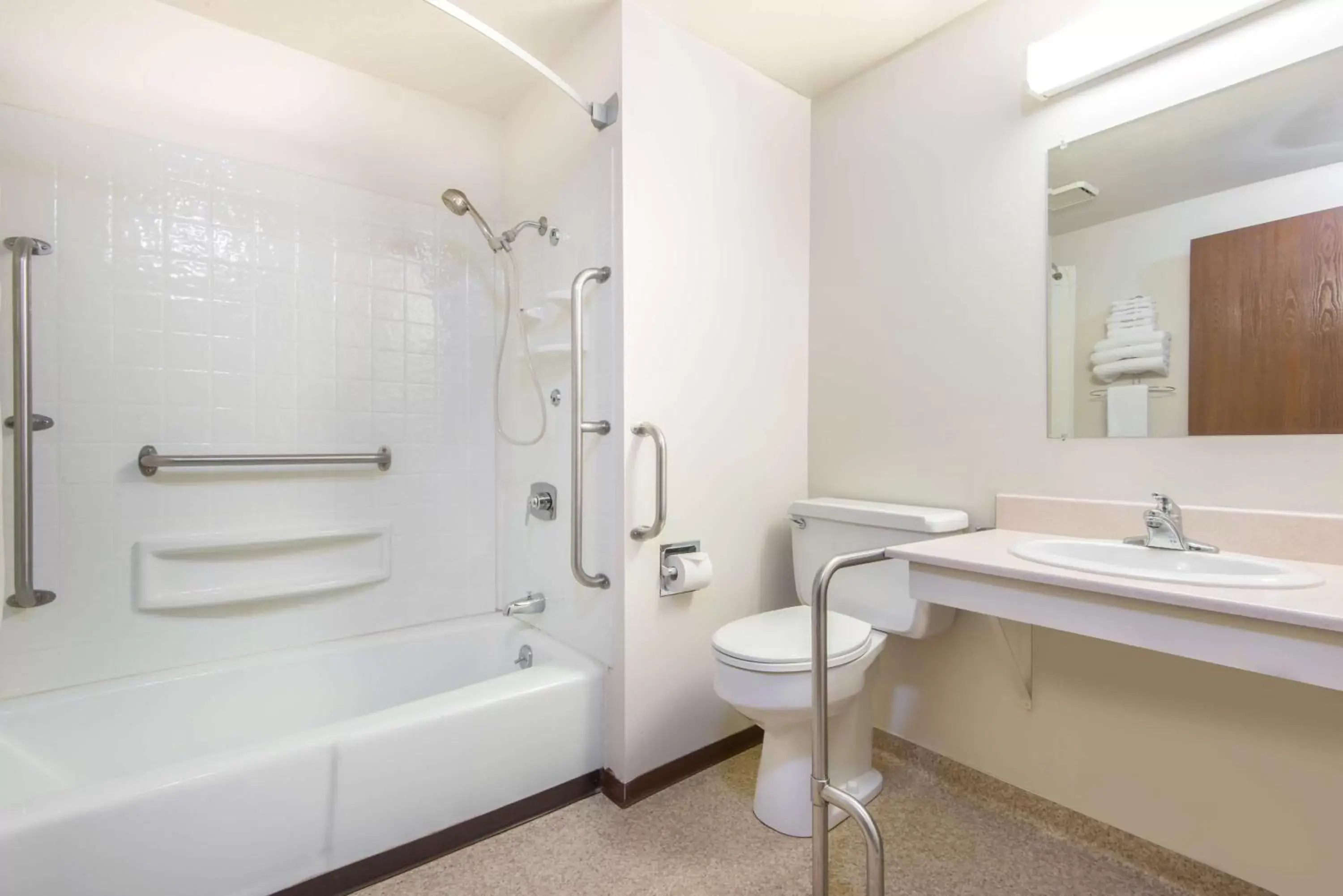 Queen Room - Disability Access/Non-Smoking in Super 8 by Wyndham Missoula/Brooks Street