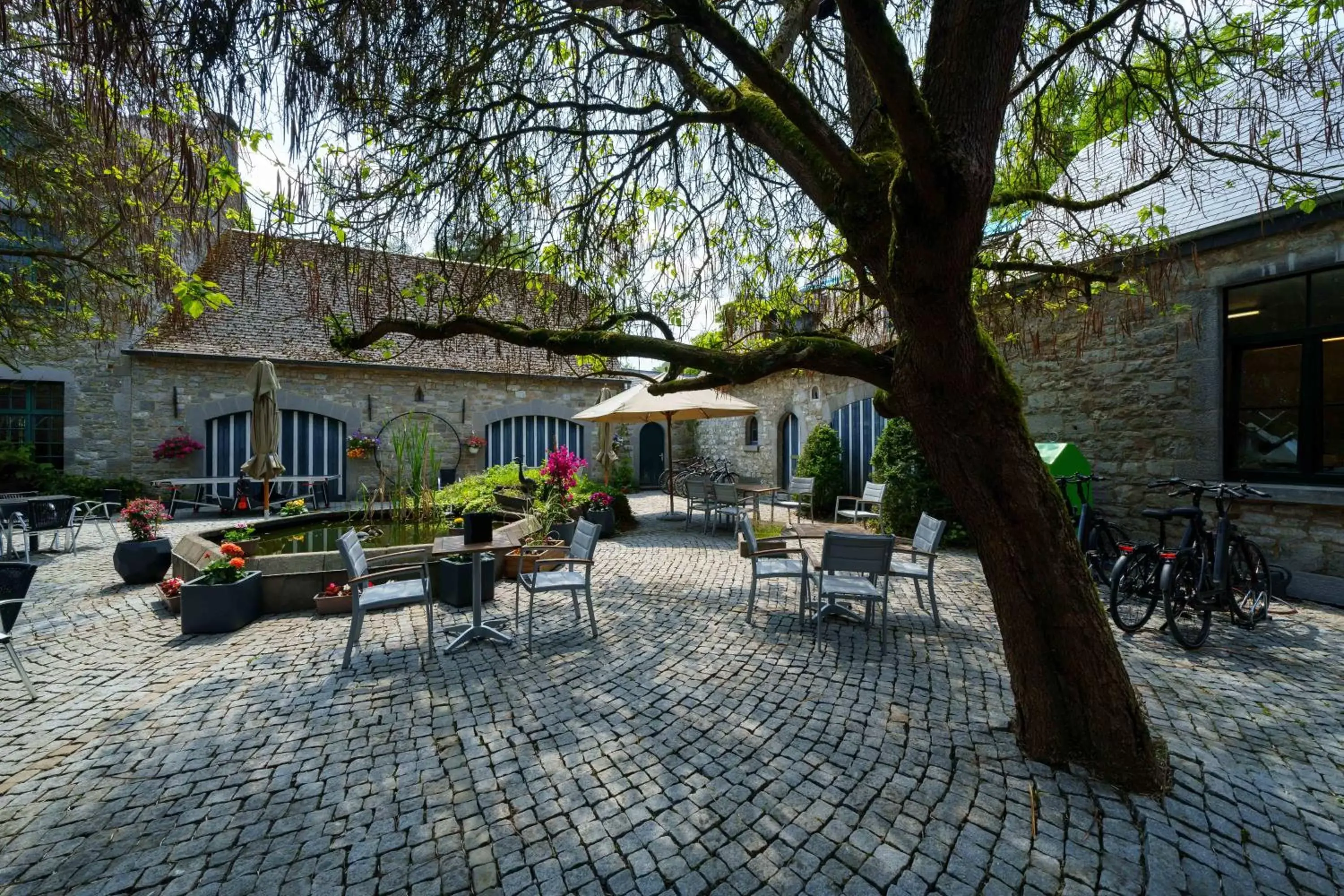 Patio, Restaurant/Places to Eat in Hotel Les Jardins De La Molignée