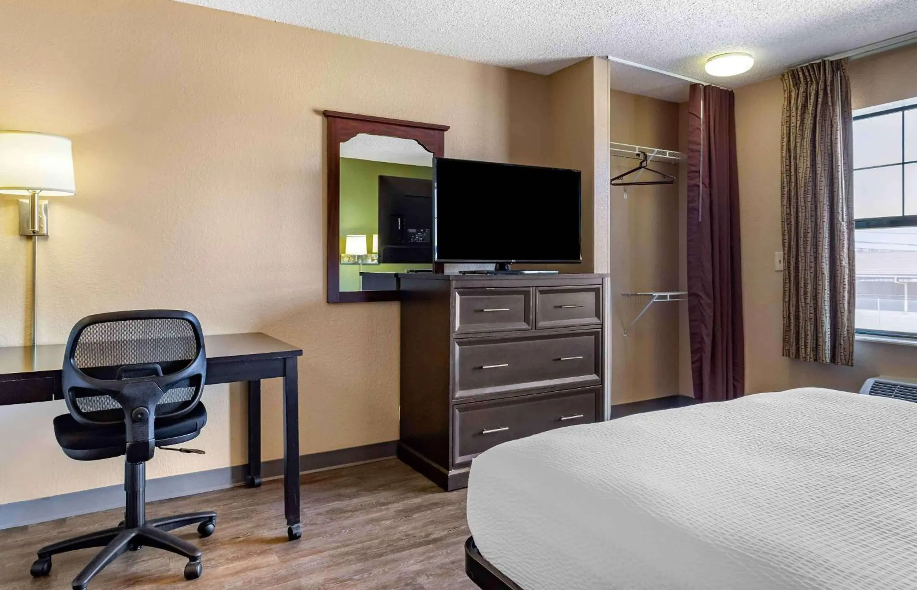 Bedroom, TV/Entertainment Center in Extended Stay America Suites - Houston - Westchase - Richmond