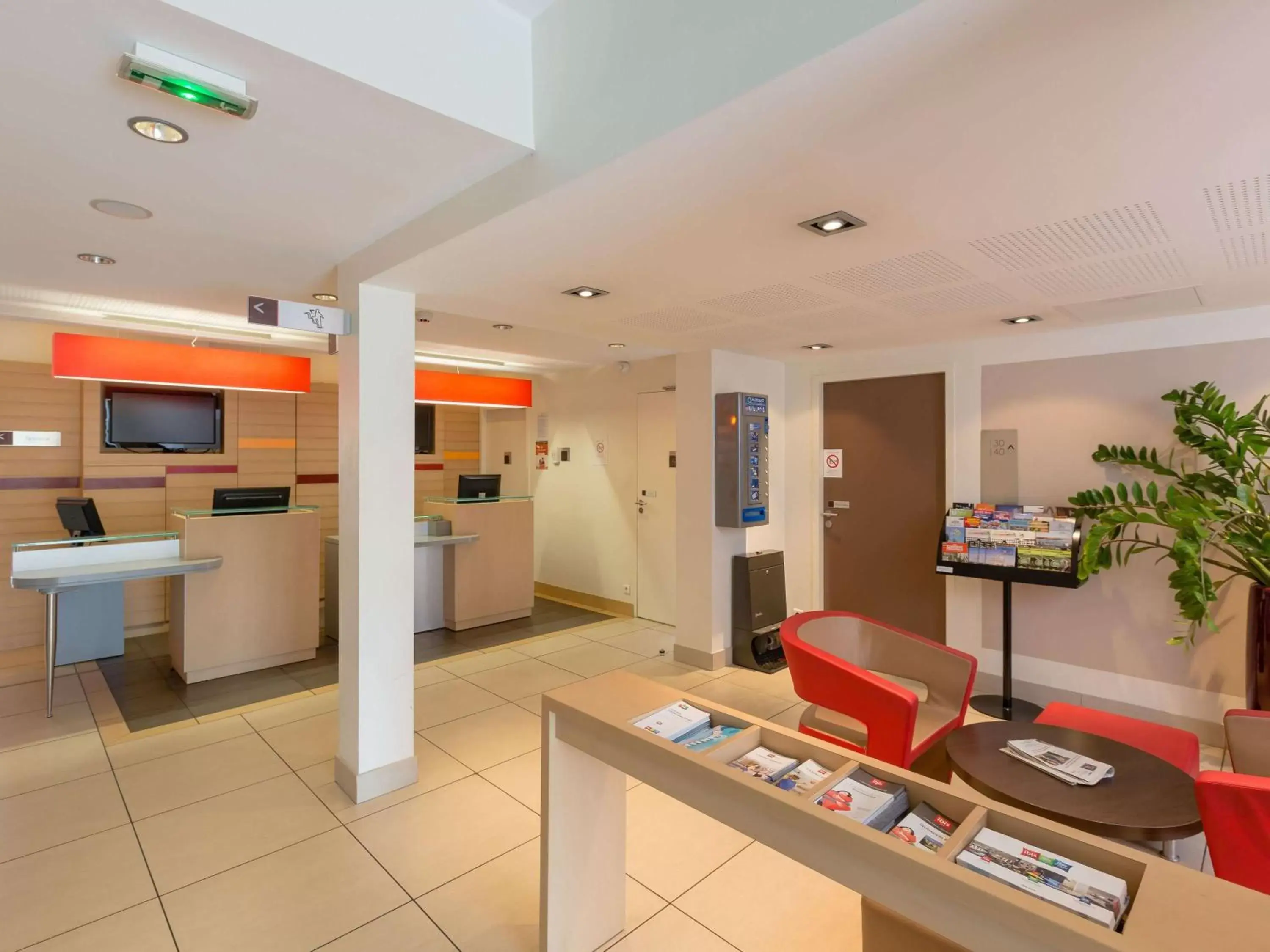 Property building, Lobby/Reception in ibis Guingamp
