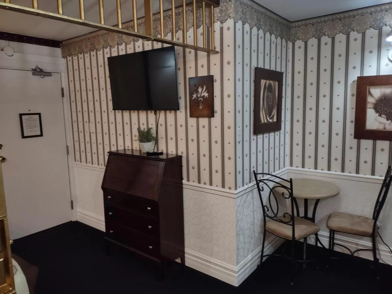 TV and multimedia, TV/Entertainment Center in The King George Inn