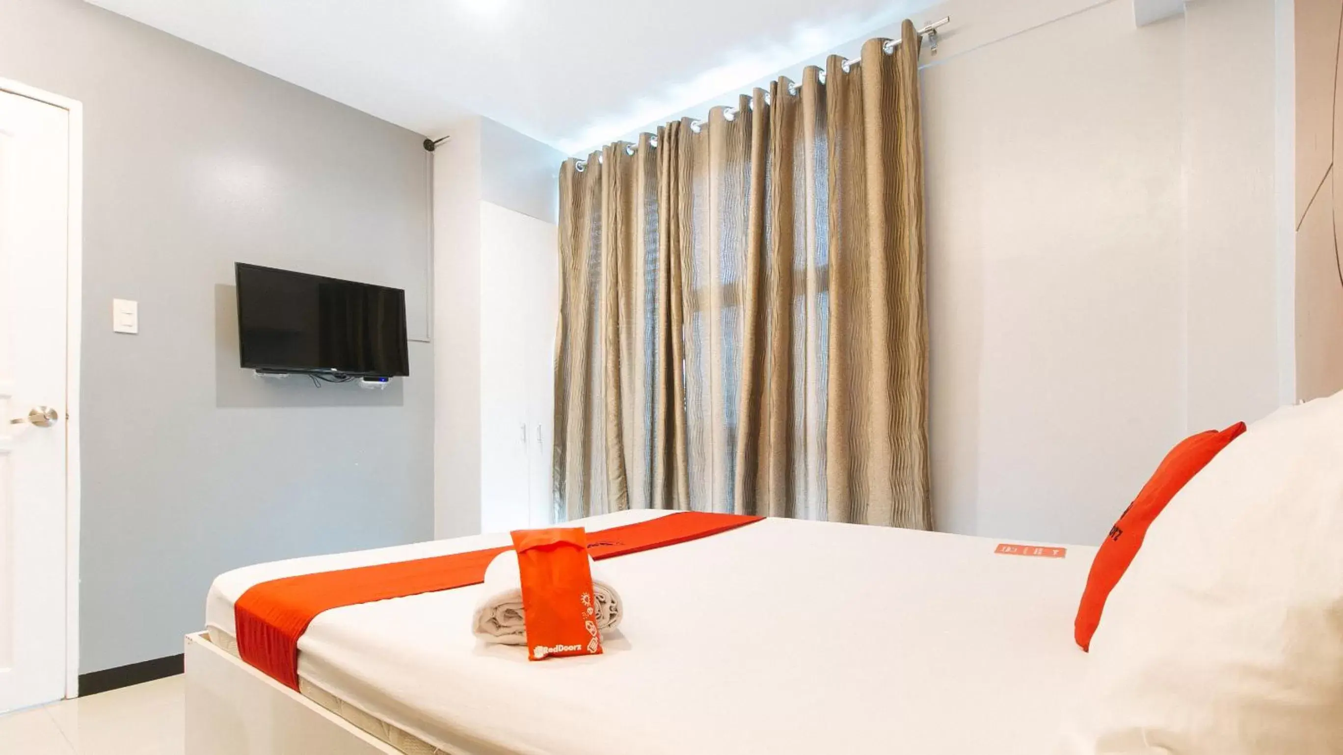 Bedroom, TV/Entertainment Center in RedDoorz near Bambang Station