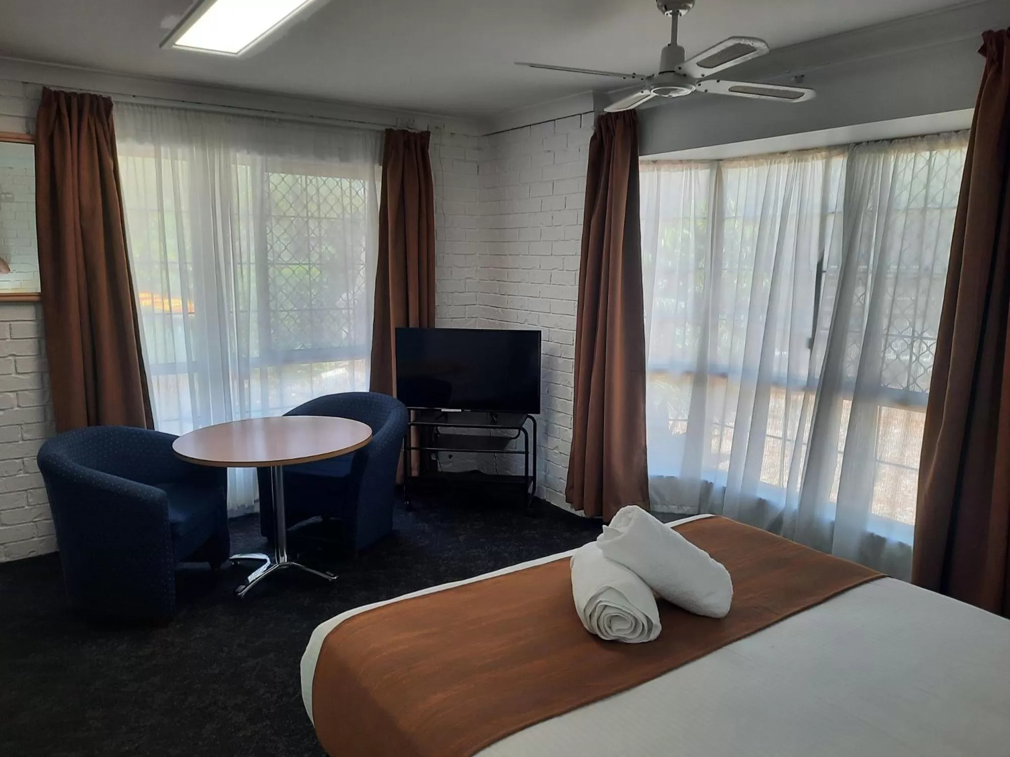Large Double Room in Cleveland Motor Inn