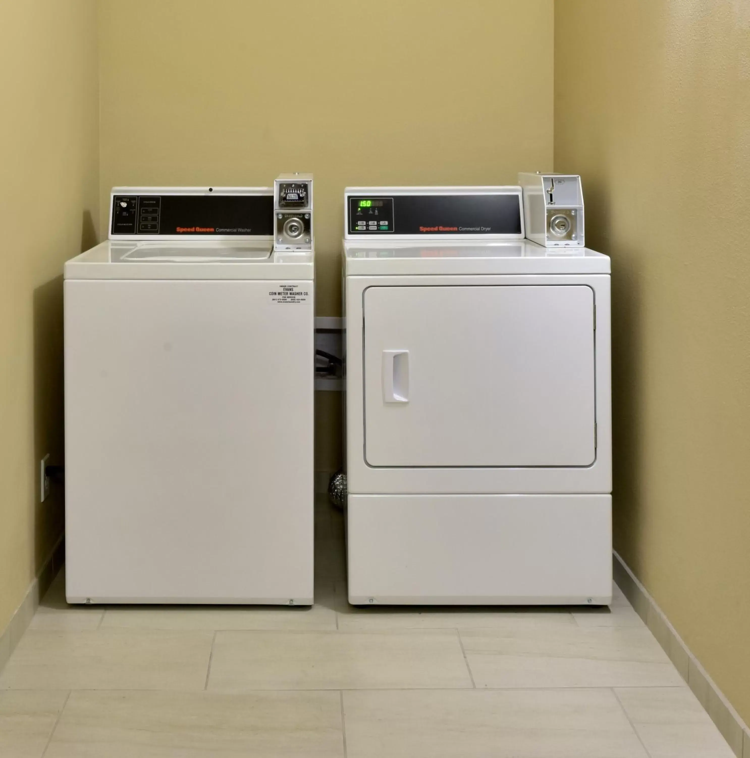 Kitchen/Kitchenette in Days Inn by Wyndham Springville