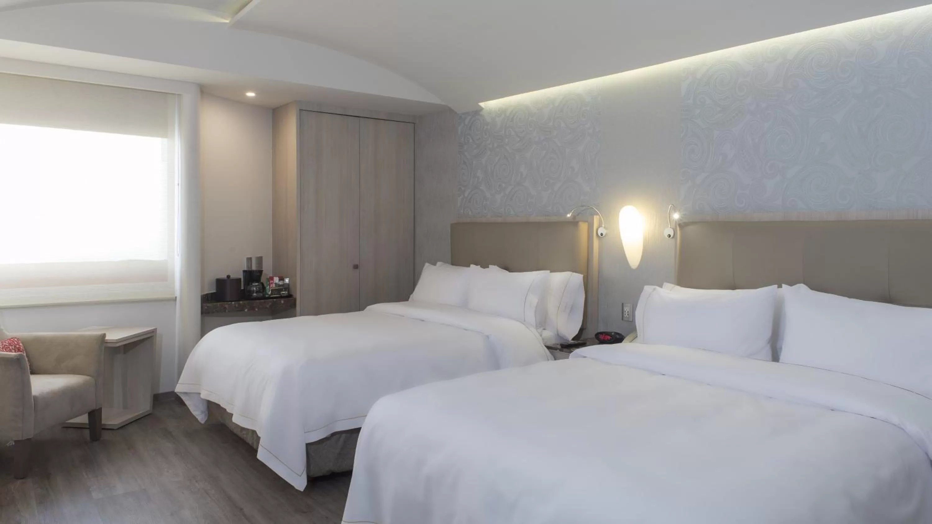 Photo of the whole room, Bed in Holiday Inn Express Mexico- Toreo by IHG