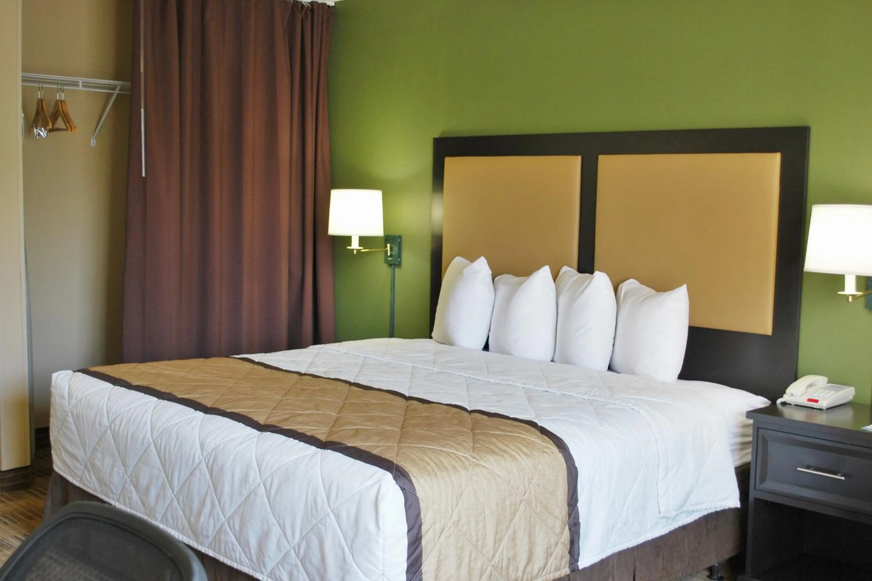 Bed in Extended Stay America Select Suites - Chicago - Naperville - East