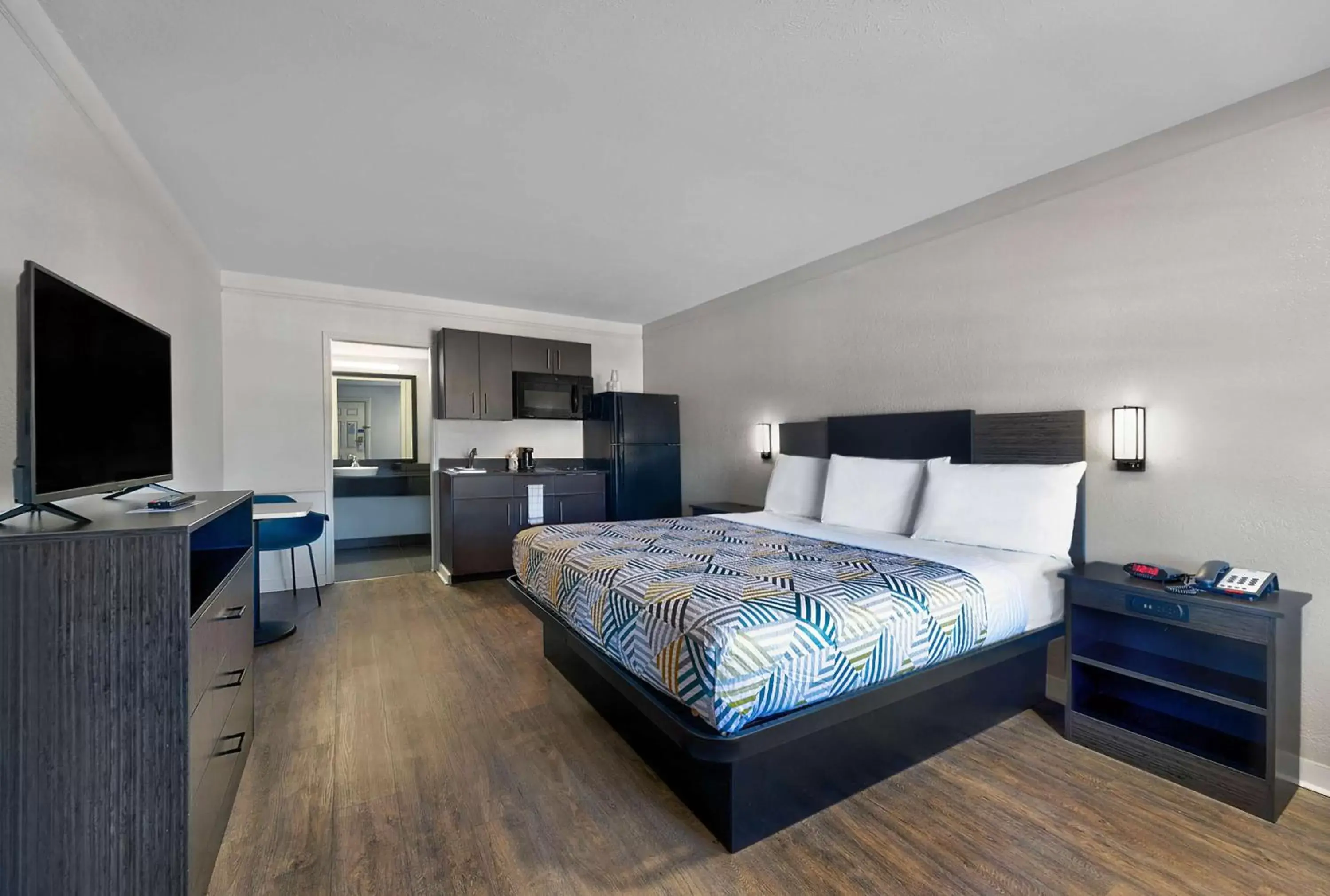 Photo of the whole room, Bed in Studio 6-Denton, TX - UNT Photo of the whole room, Bed in Studio 6-Denton, TX - UNT