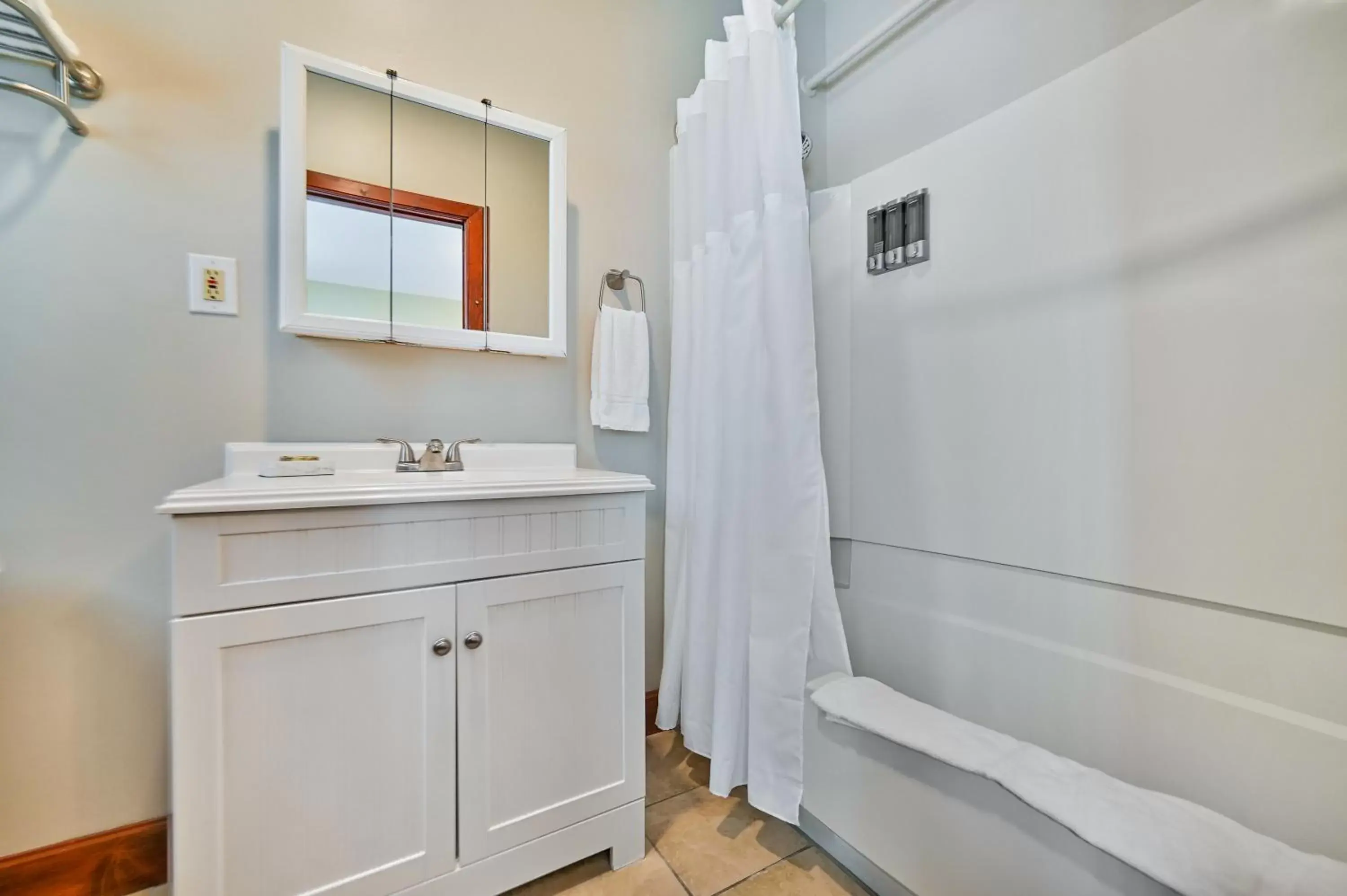 Shower, Bathroom in Tom Quick Inn