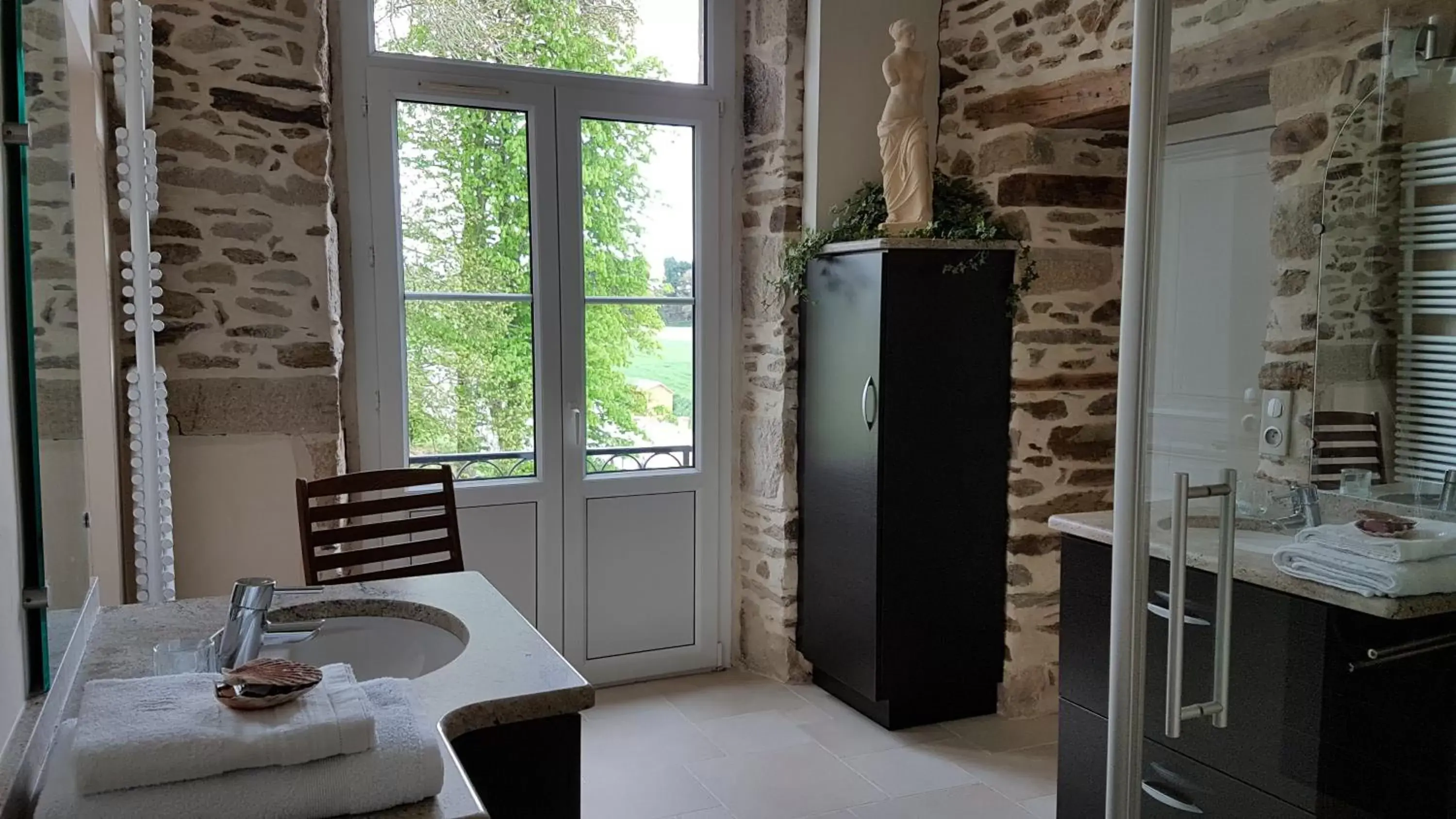 Bathroom, Kitchen/Kitchenette in Le Manoir de la Bigotière