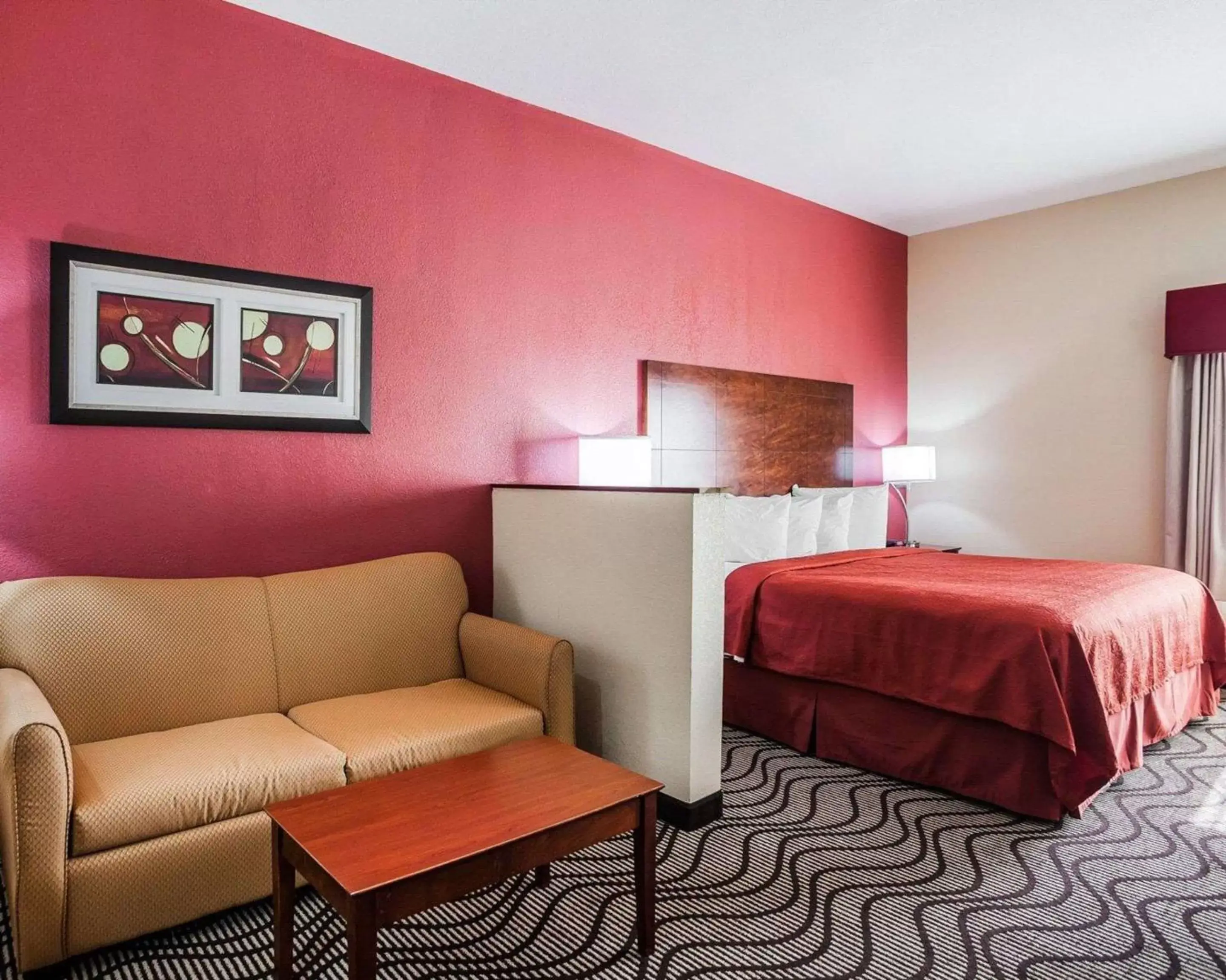 Photo of the whole room, Bed in Quality Inn & Suites Altoona - Des Moines