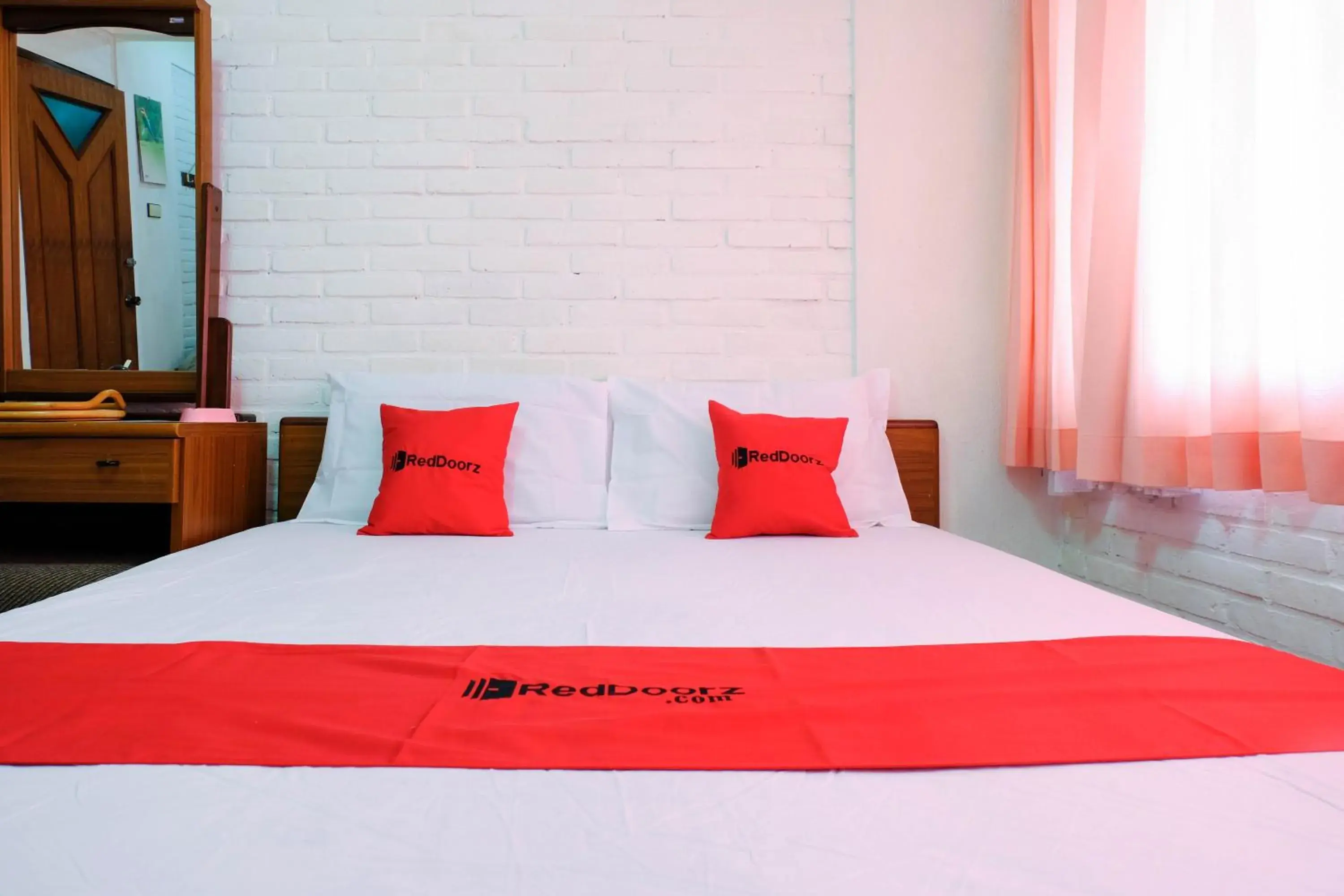 Bedroom, Bed in RedDoorz Syariah near Kopeng Treetop Adventure