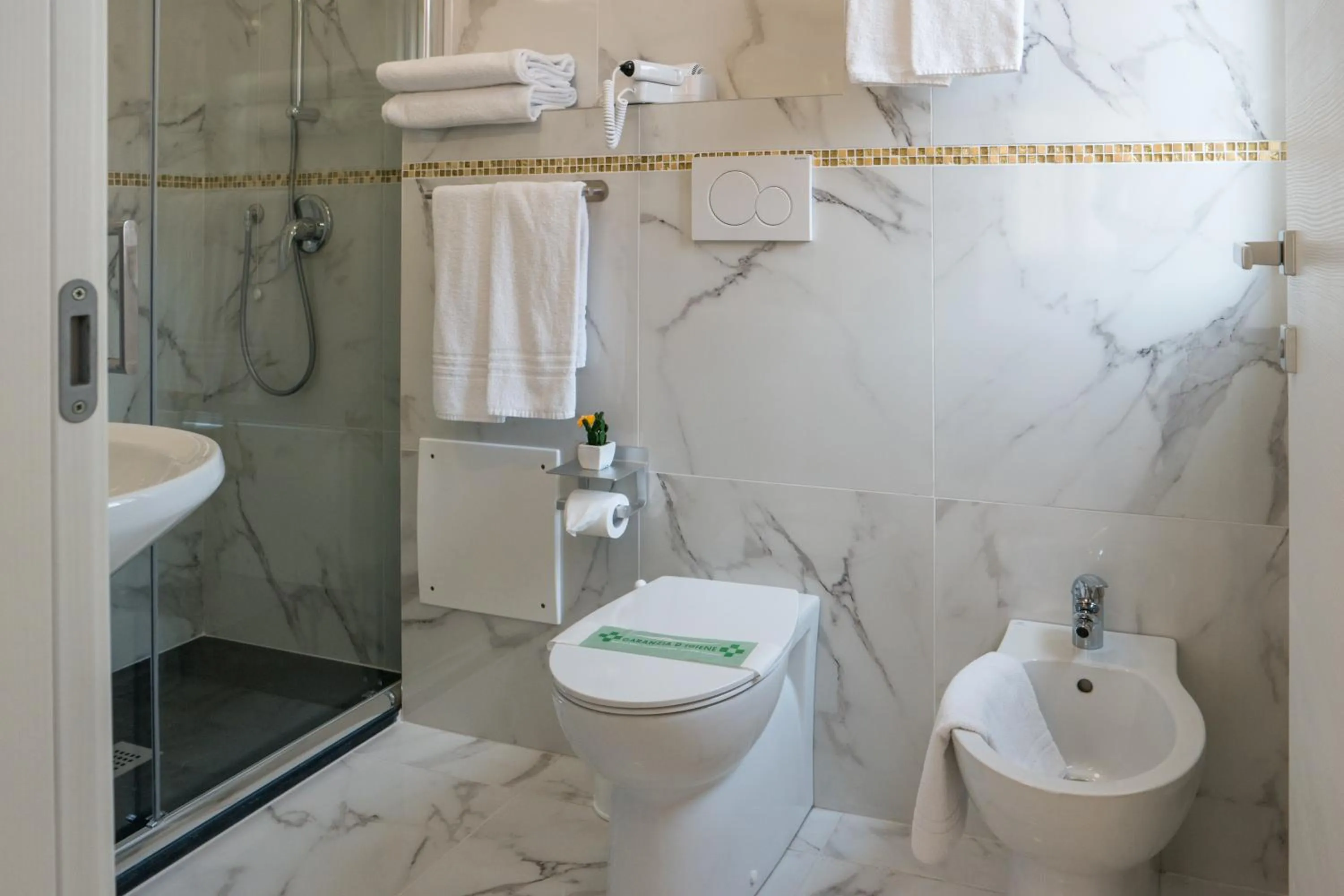 Bathroom in Guest House Train Station Venice - Atika & Atif