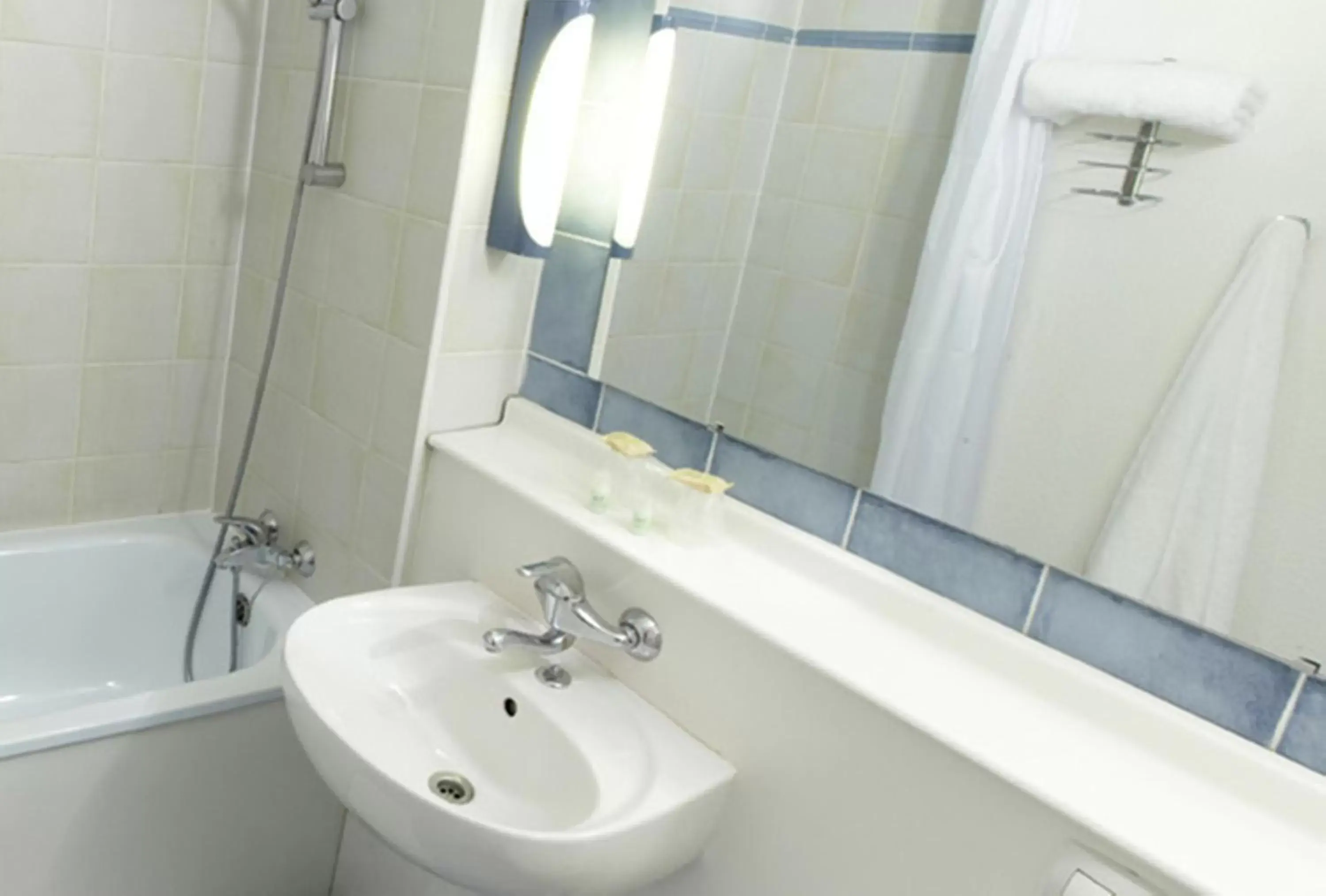 Bathroom in Kyriad Direct Lyon Sud - Chasse-Sur-Rhône