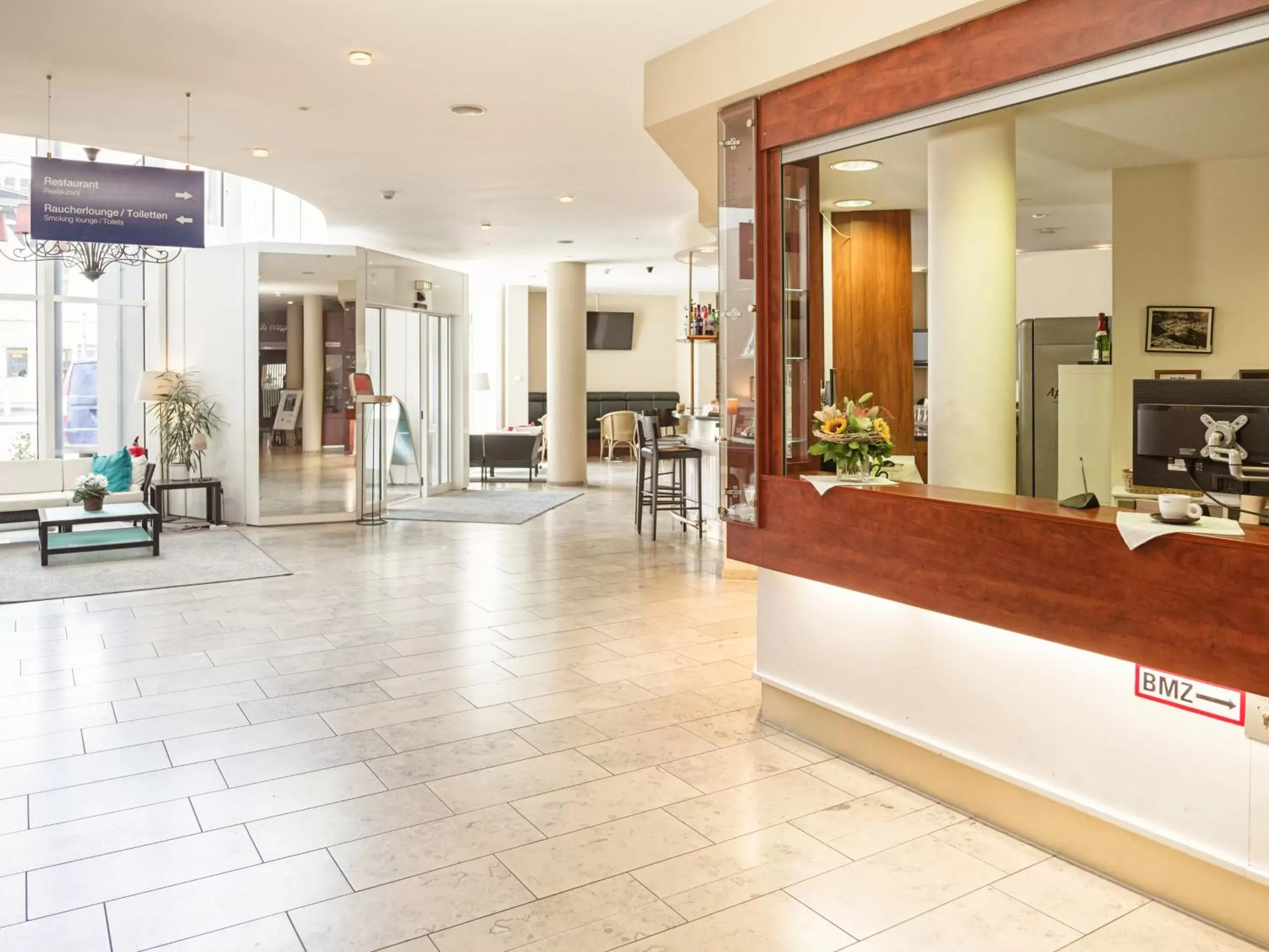 Lobby or reception in Hotel am Schloß Köpenick by Golden Tulip Lobby or reception in Hotel am Schloß Köpenick by Golden Tulip