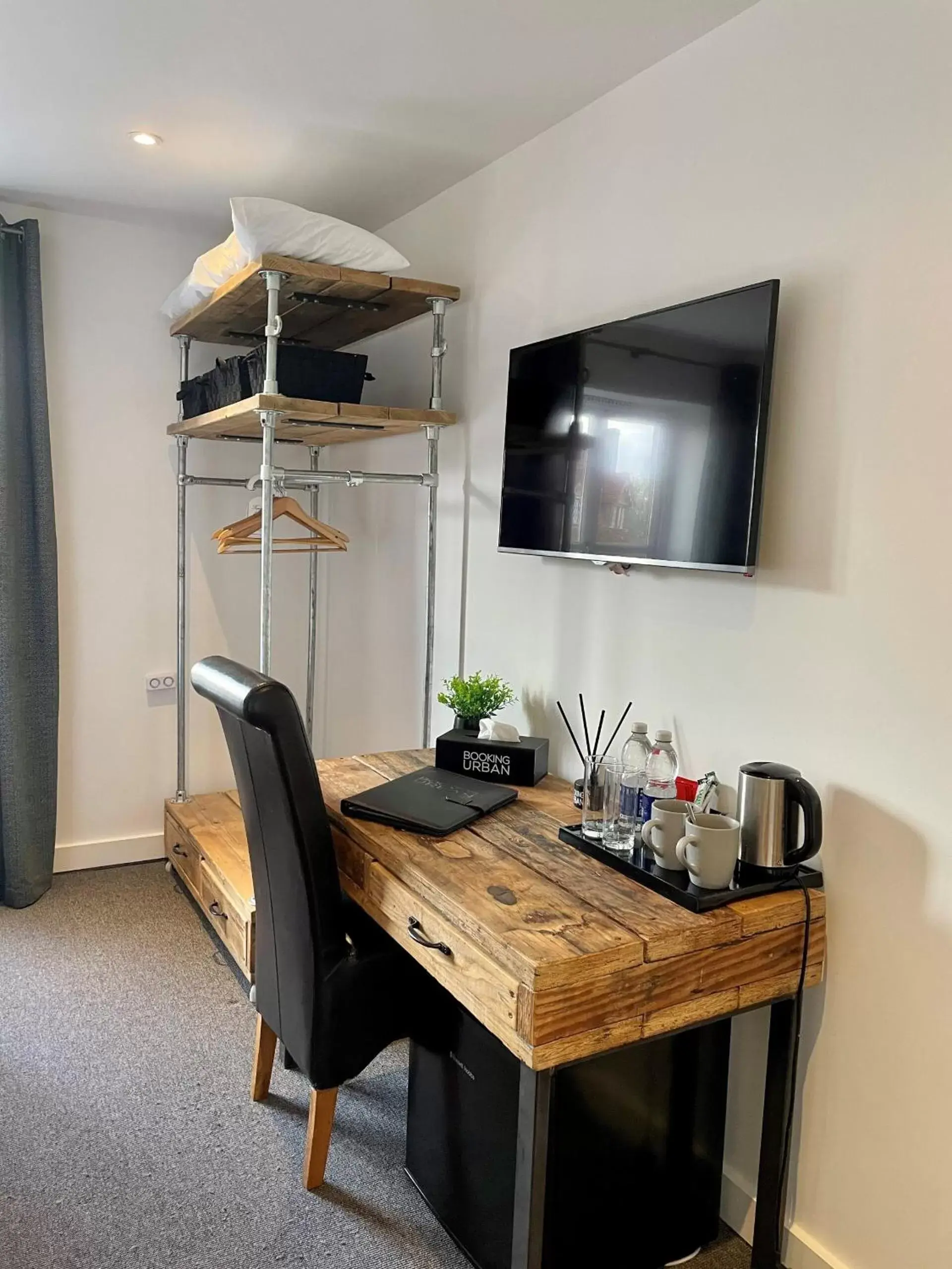 Bedroom, TV/Entertainment Center in The Onley - Booking Urban